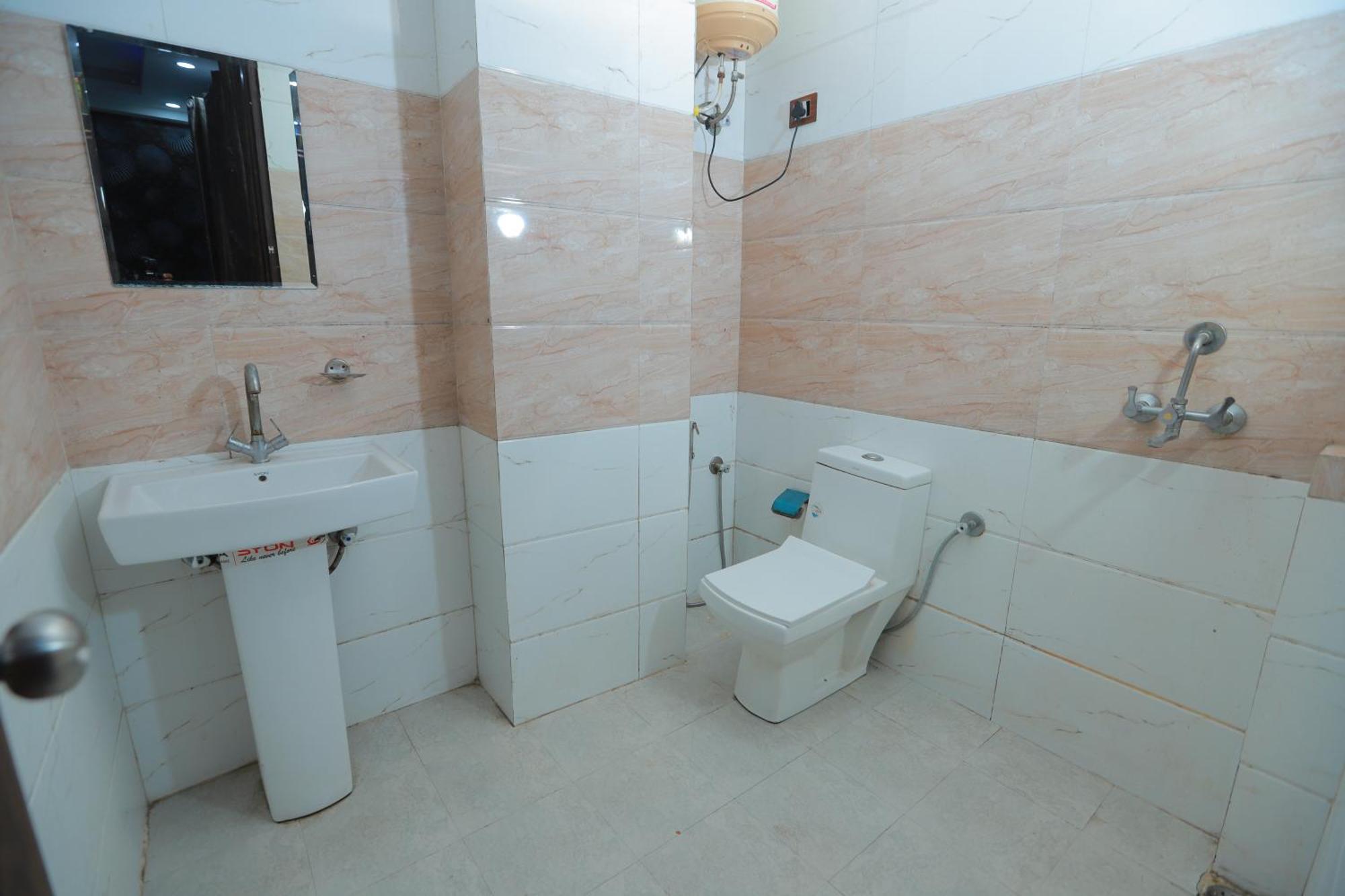 Oaks Plaza Delhi Airport Bed & Breakfast