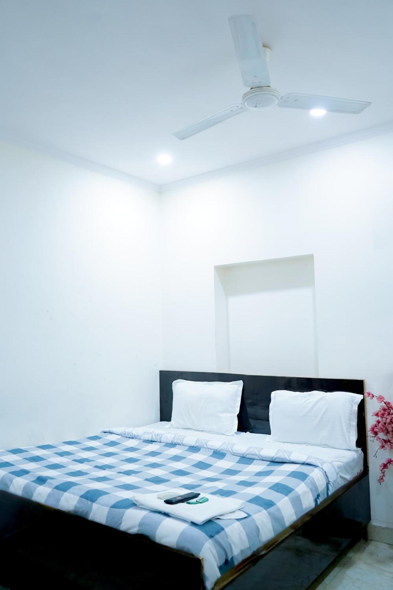 Hotel Tom International - Near Nizamuddin Railway Station New Delhi