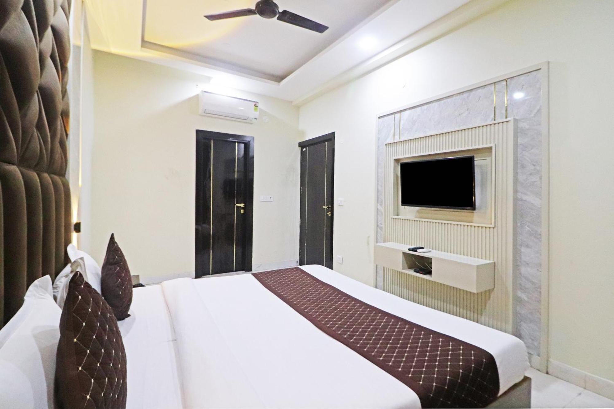 Grand Qubic Near Delhi Airport 4*