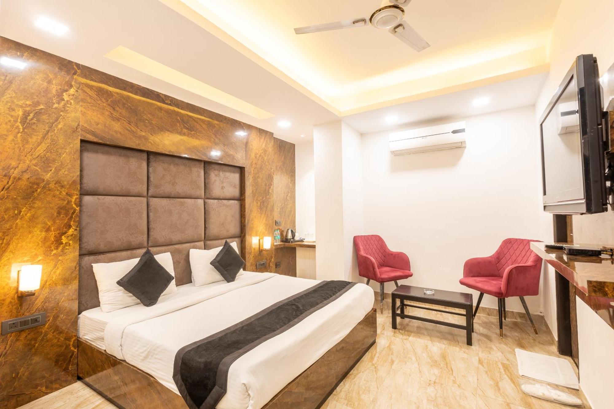 Cosmo Near Blk Hospital Karol Bagh Hotel 4*