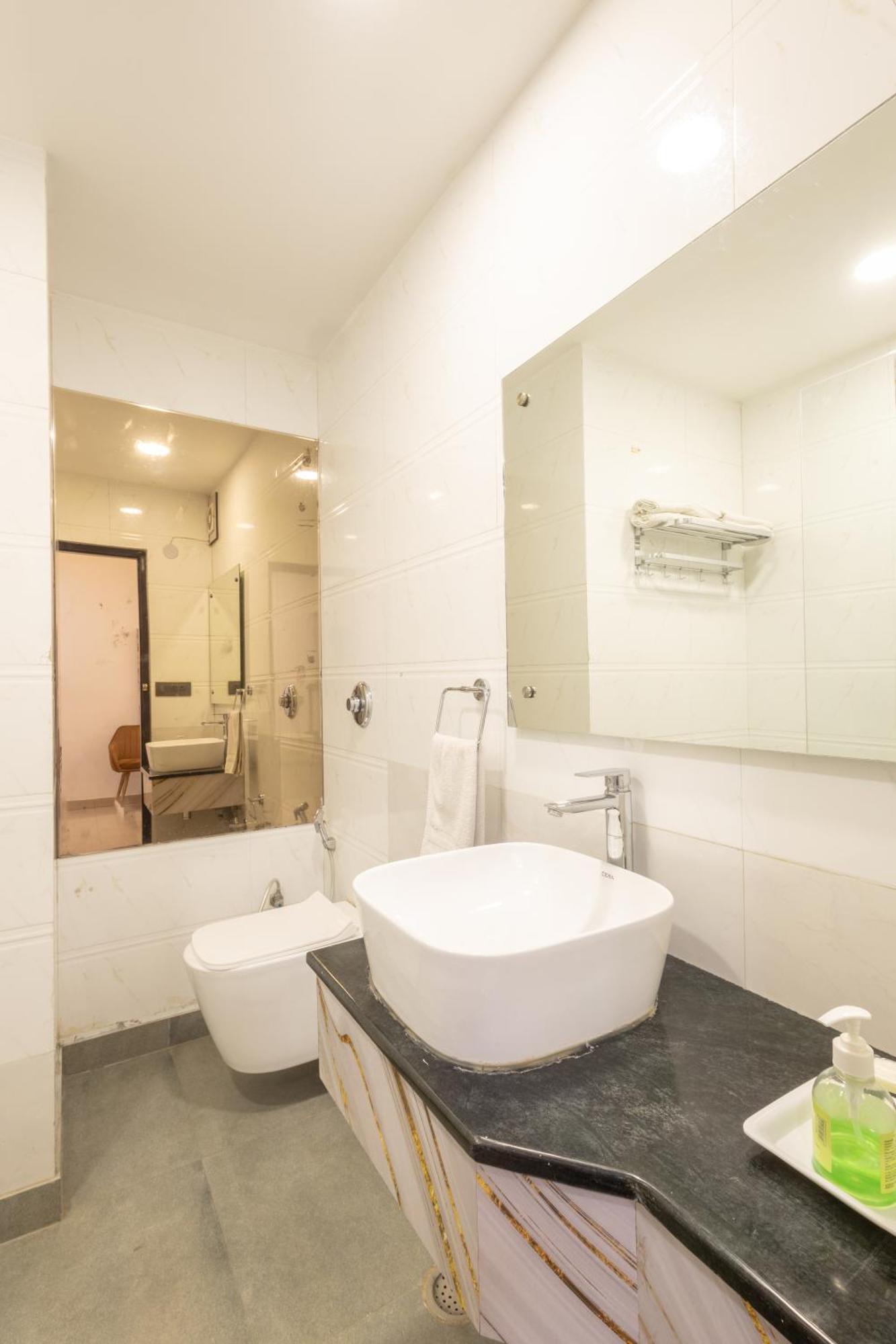 Hotel Cosmo Near Blk Hospital Karol Bagh 4*