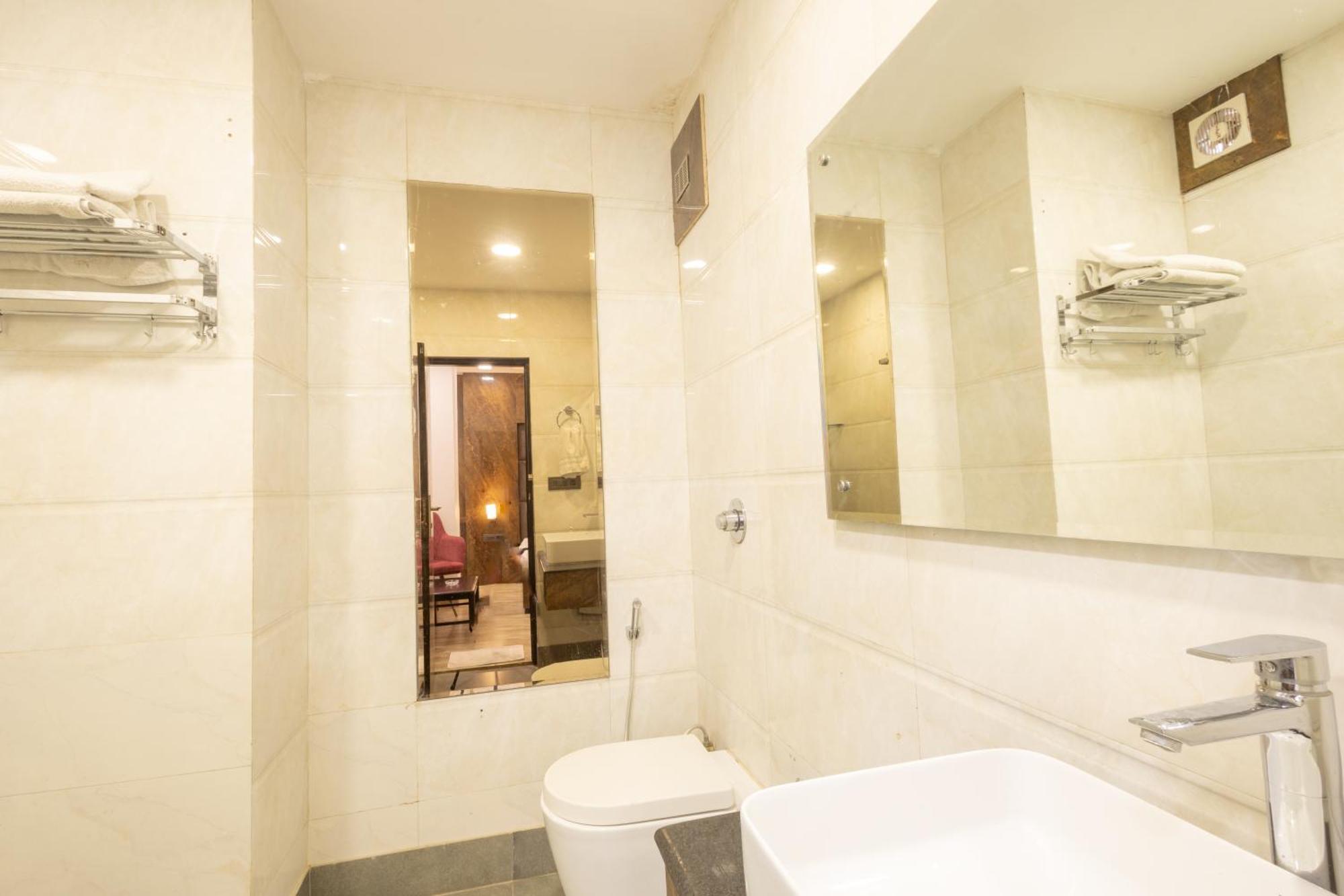 Cosmo Near Blk Hospital Karol Bagh Hotel 4*