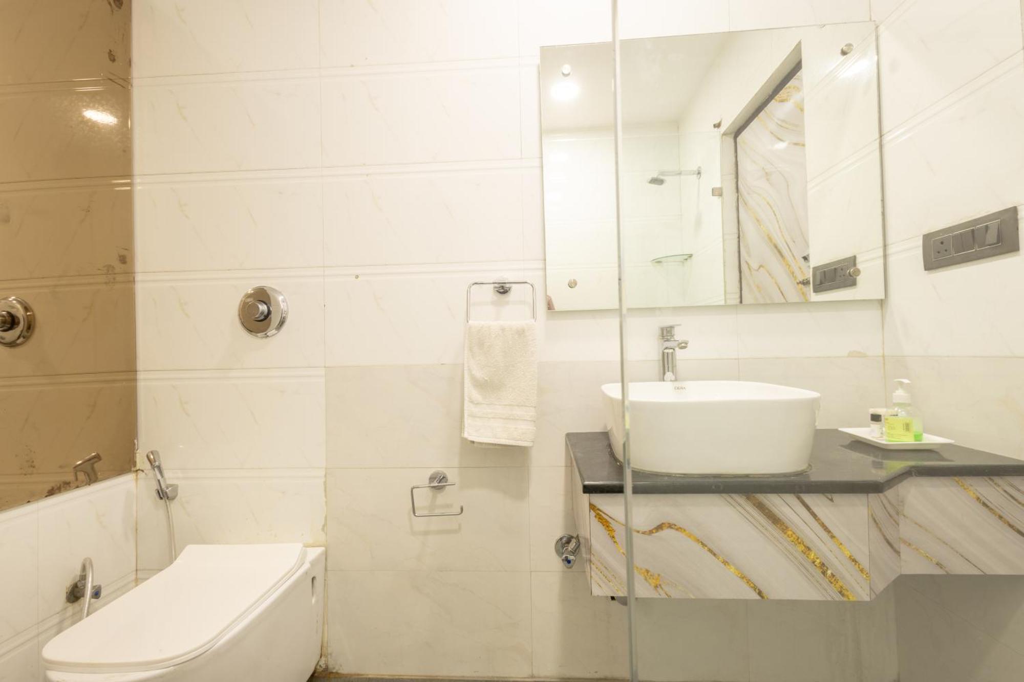 Hotel Cosmo Near Blk Hospital Karol Bagh 4*