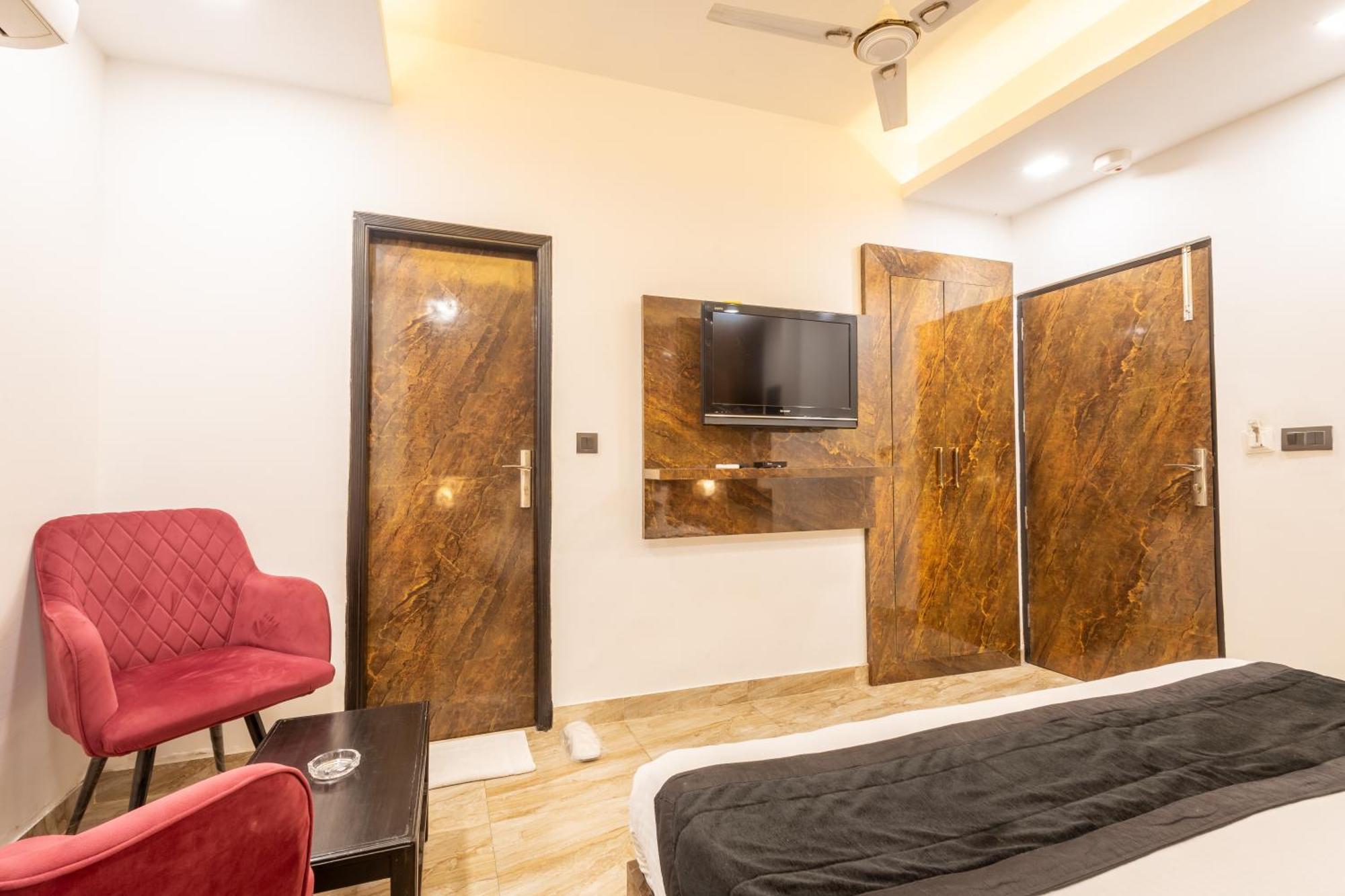 Hotel Cosmo Near Blk Hospital Karol Bagh 4*