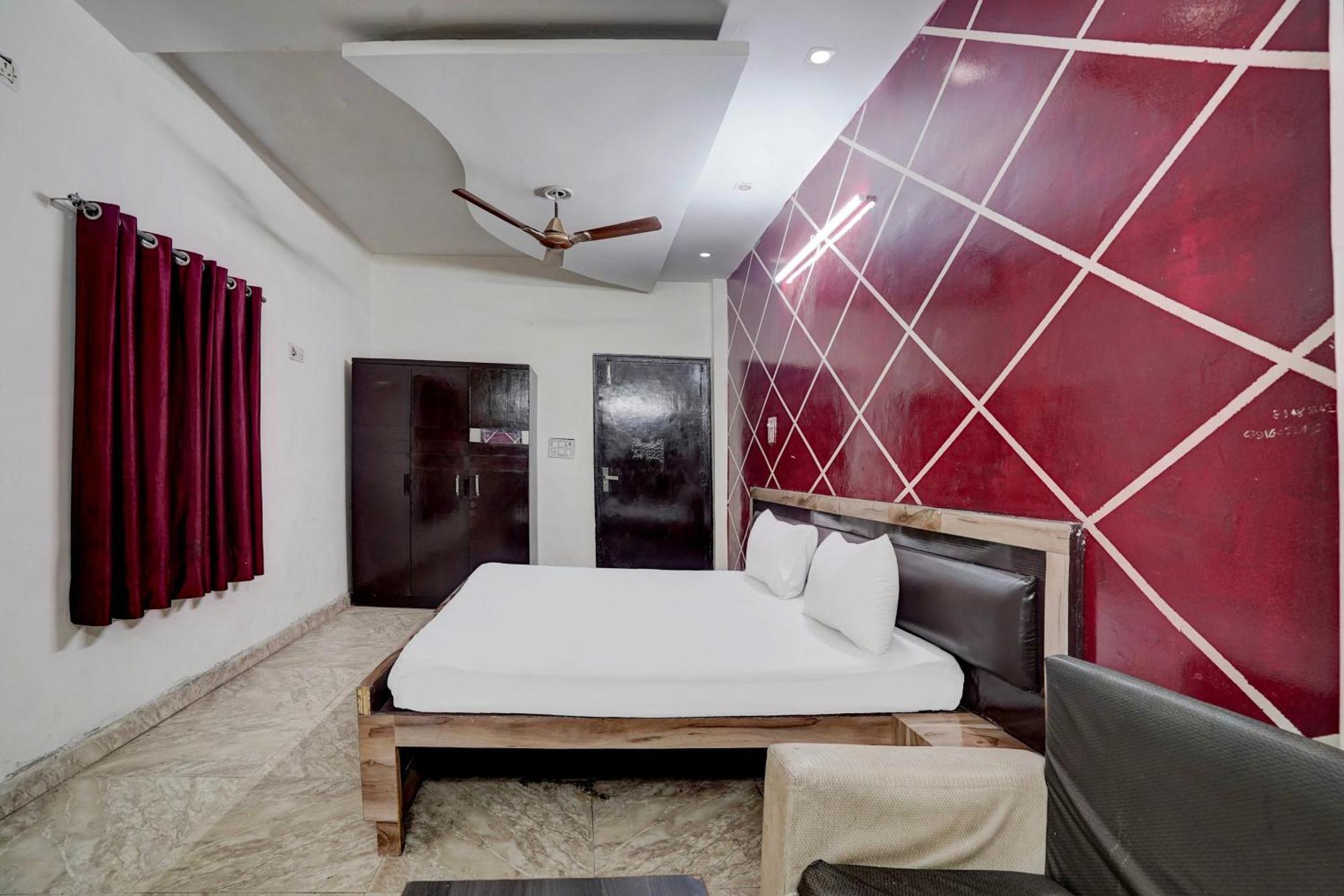 Hotel O 82304 Travel