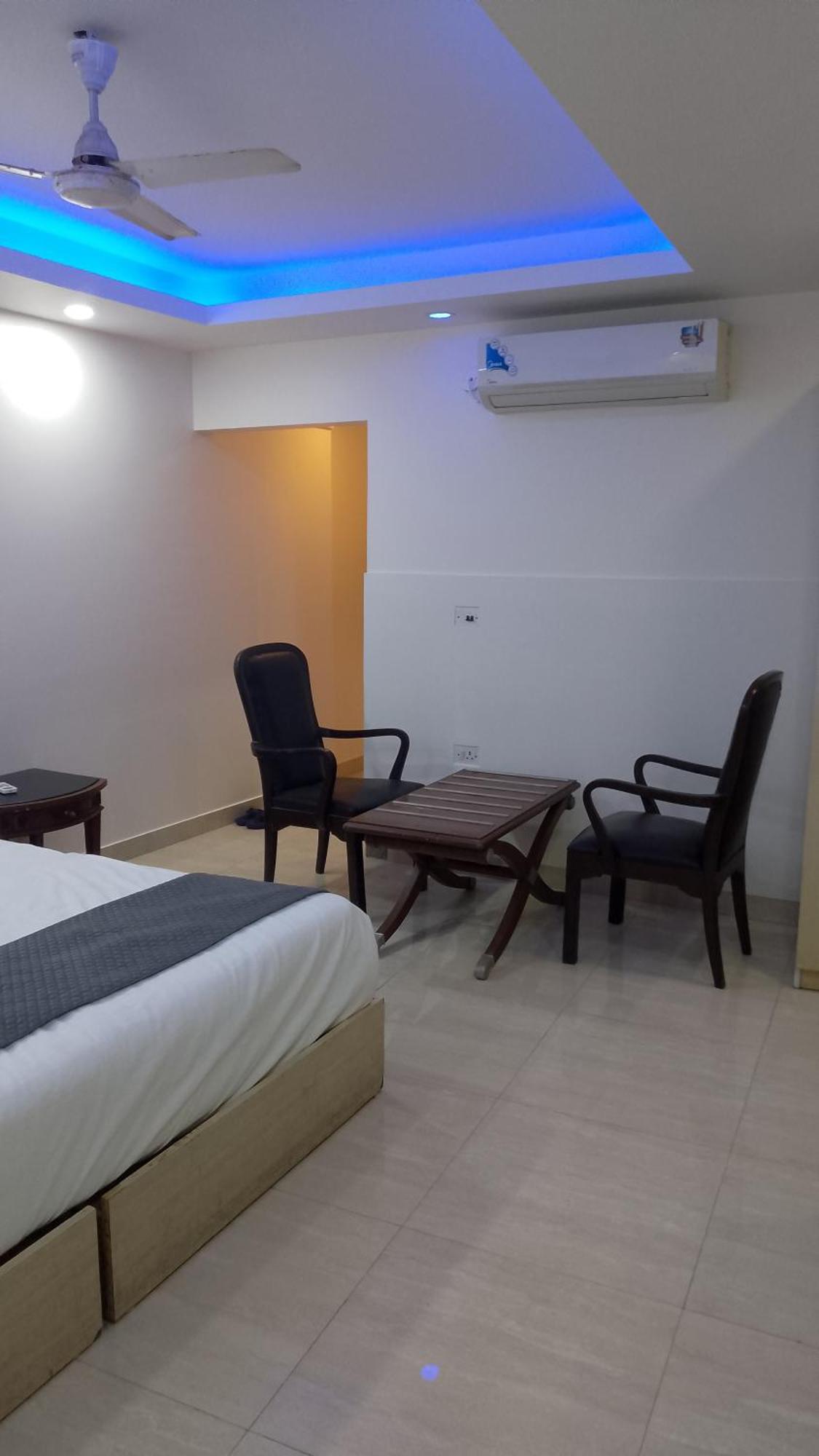 Hotel Airport Mahal 3*