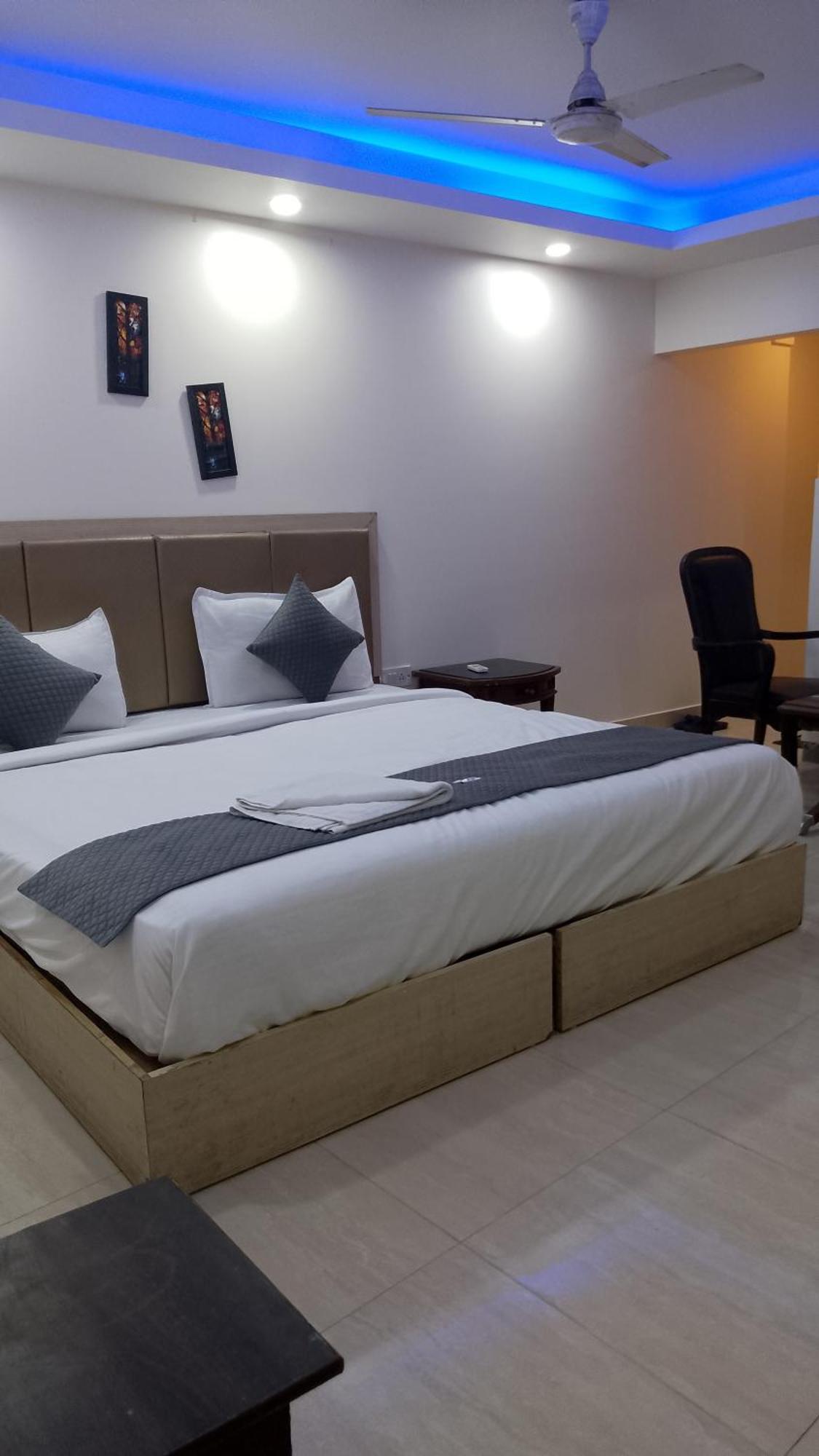 Hotel Airport Mahal