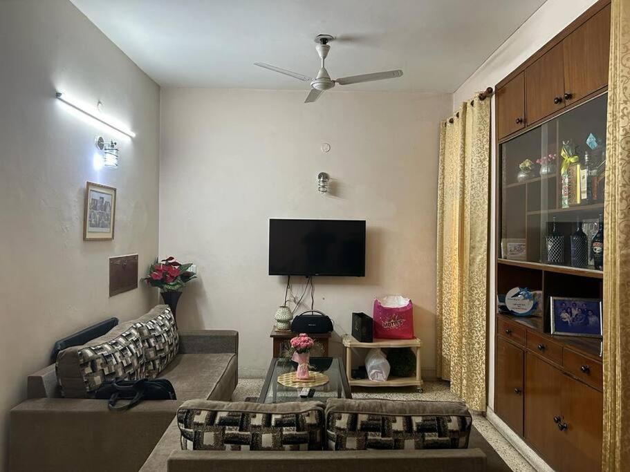Apartment Metronest Stays: In South Delhi