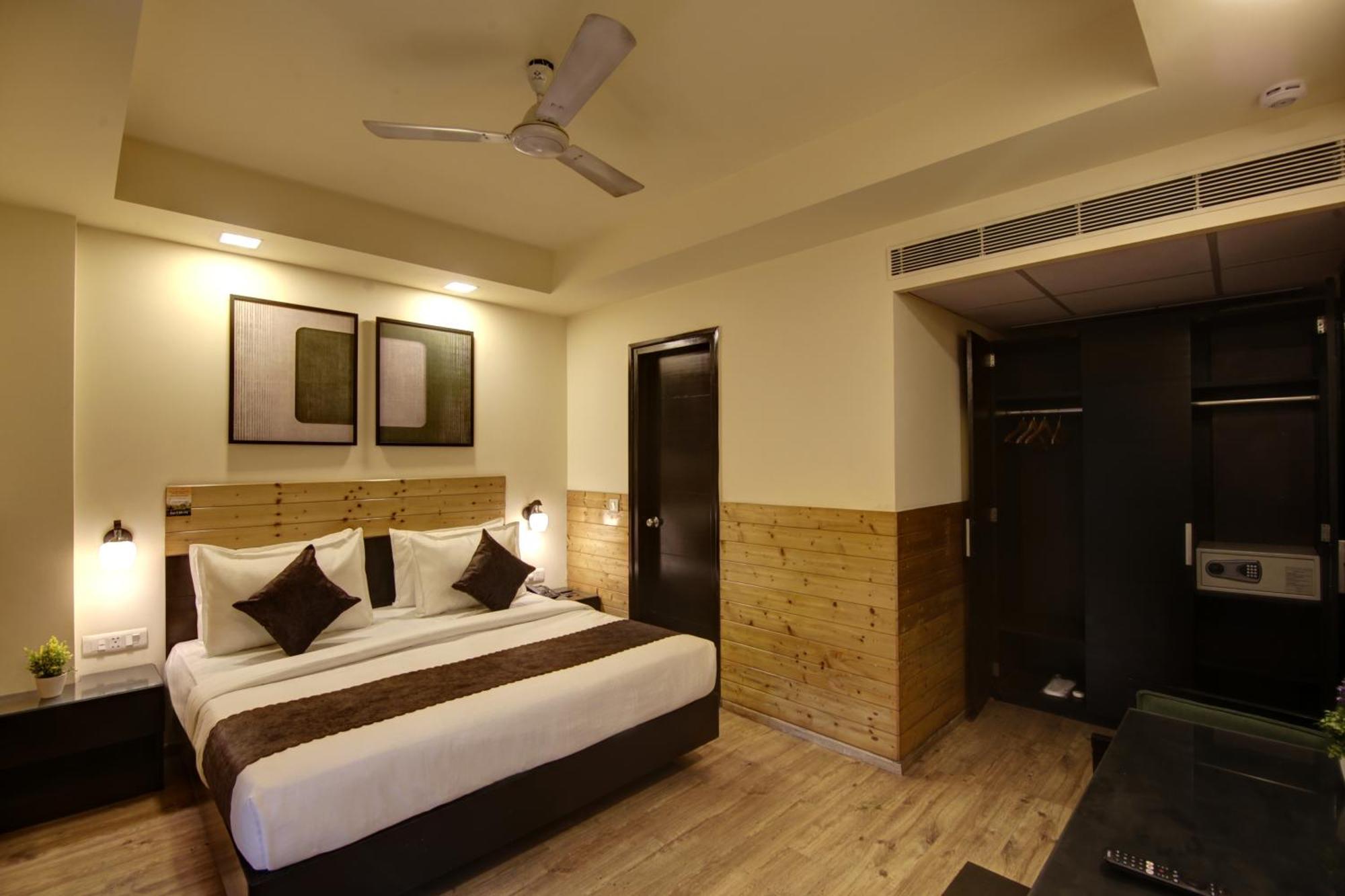 Saltstayz Thyme - New Friends Colony Hotel 4*