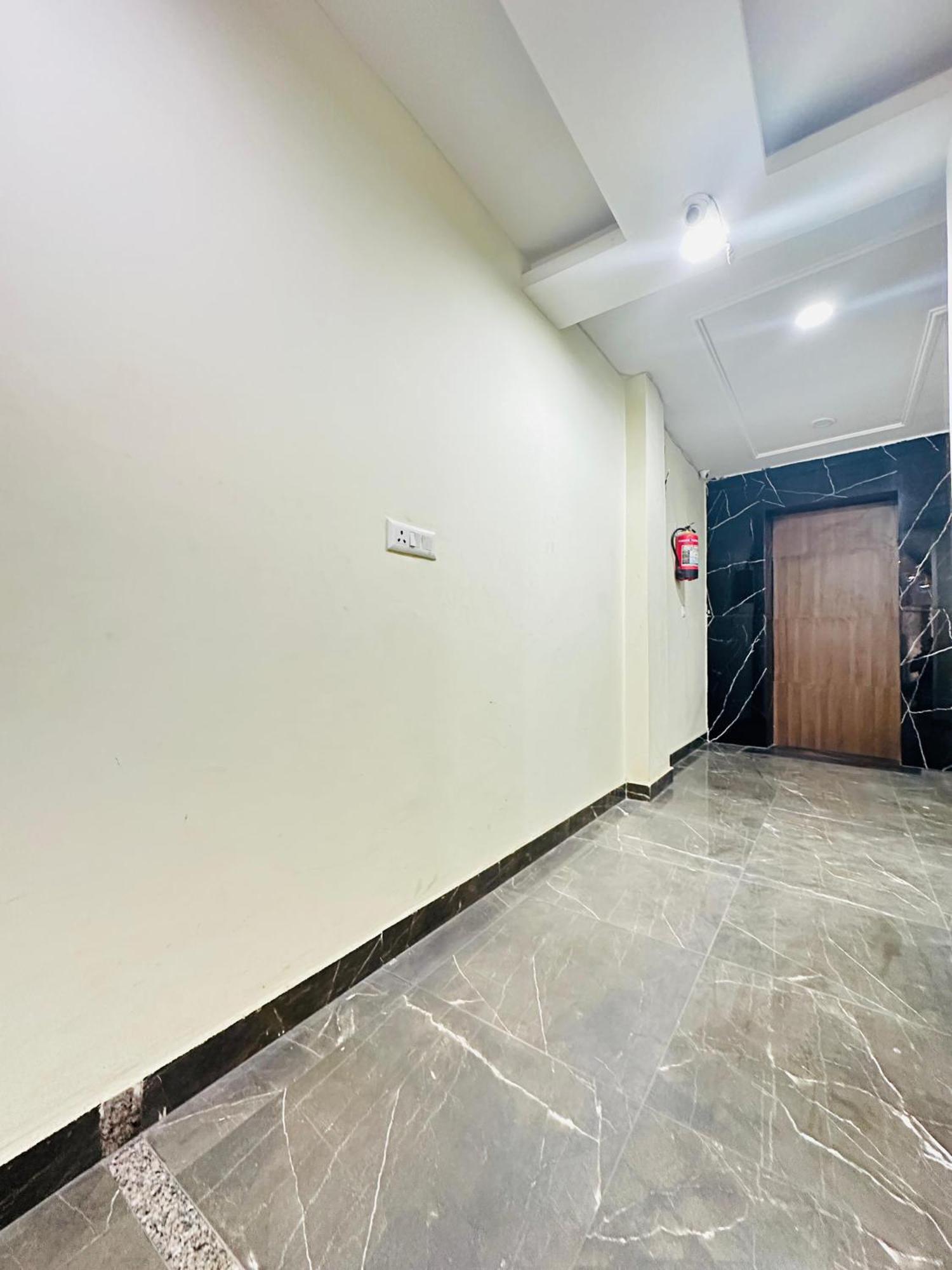Hotel S R Palace Near Delhi International Airport 3*