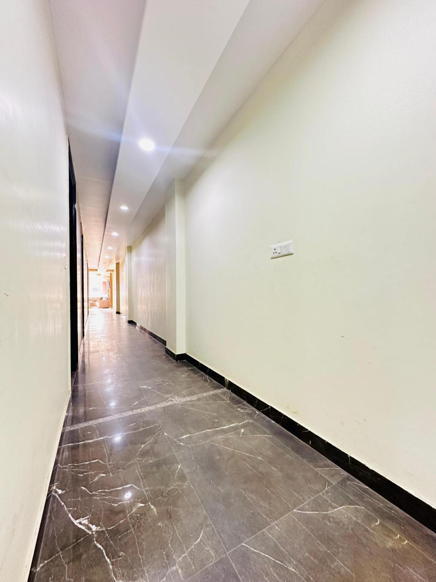 S R Palace Near Delhi International Airport Hotel 3*