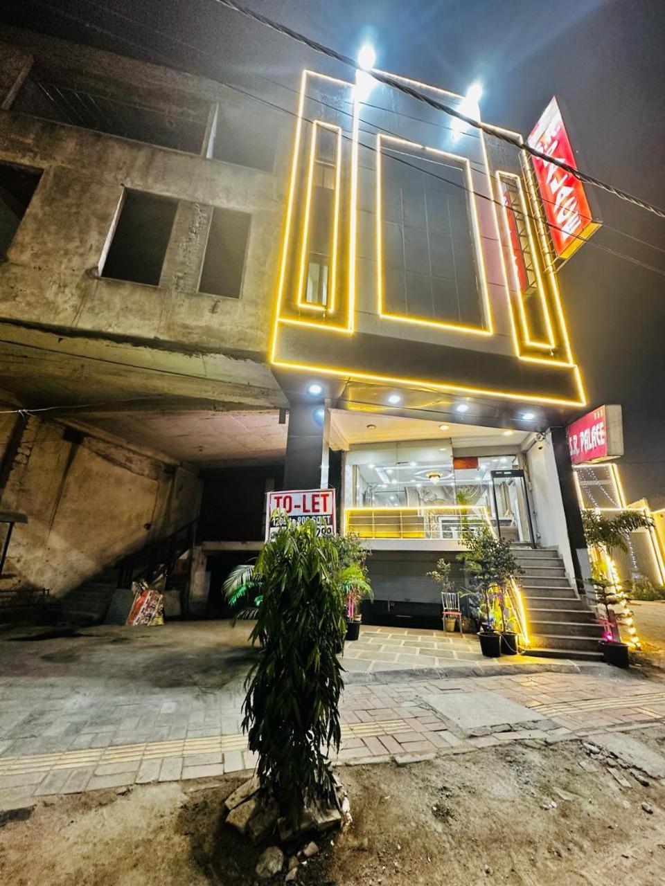S R Palace Near Delhi International Airport Hotel