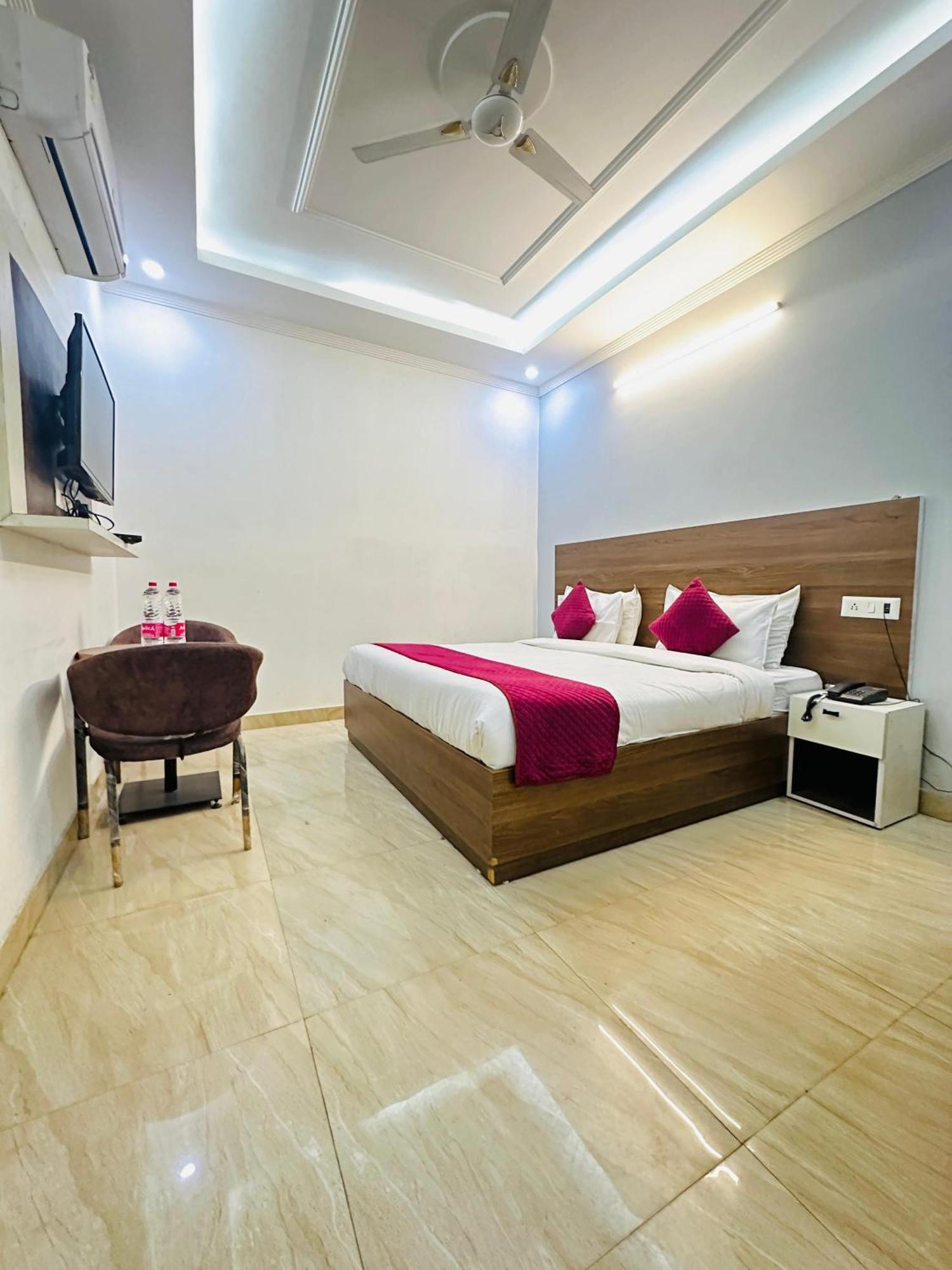 S R Palace Near Delhi International Airport Hotel 3*