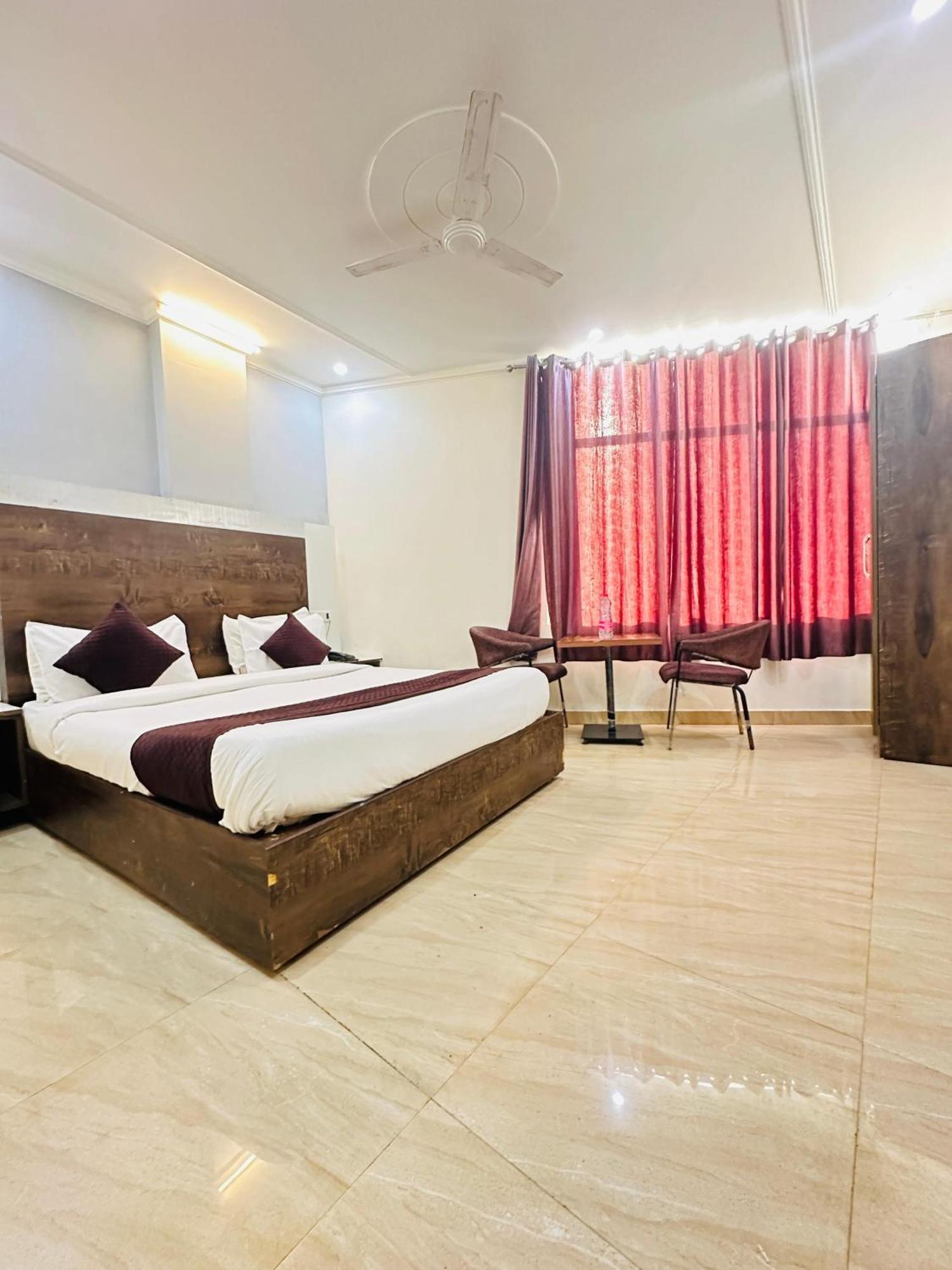 S R Palace Near Delhi International Airport Hotel