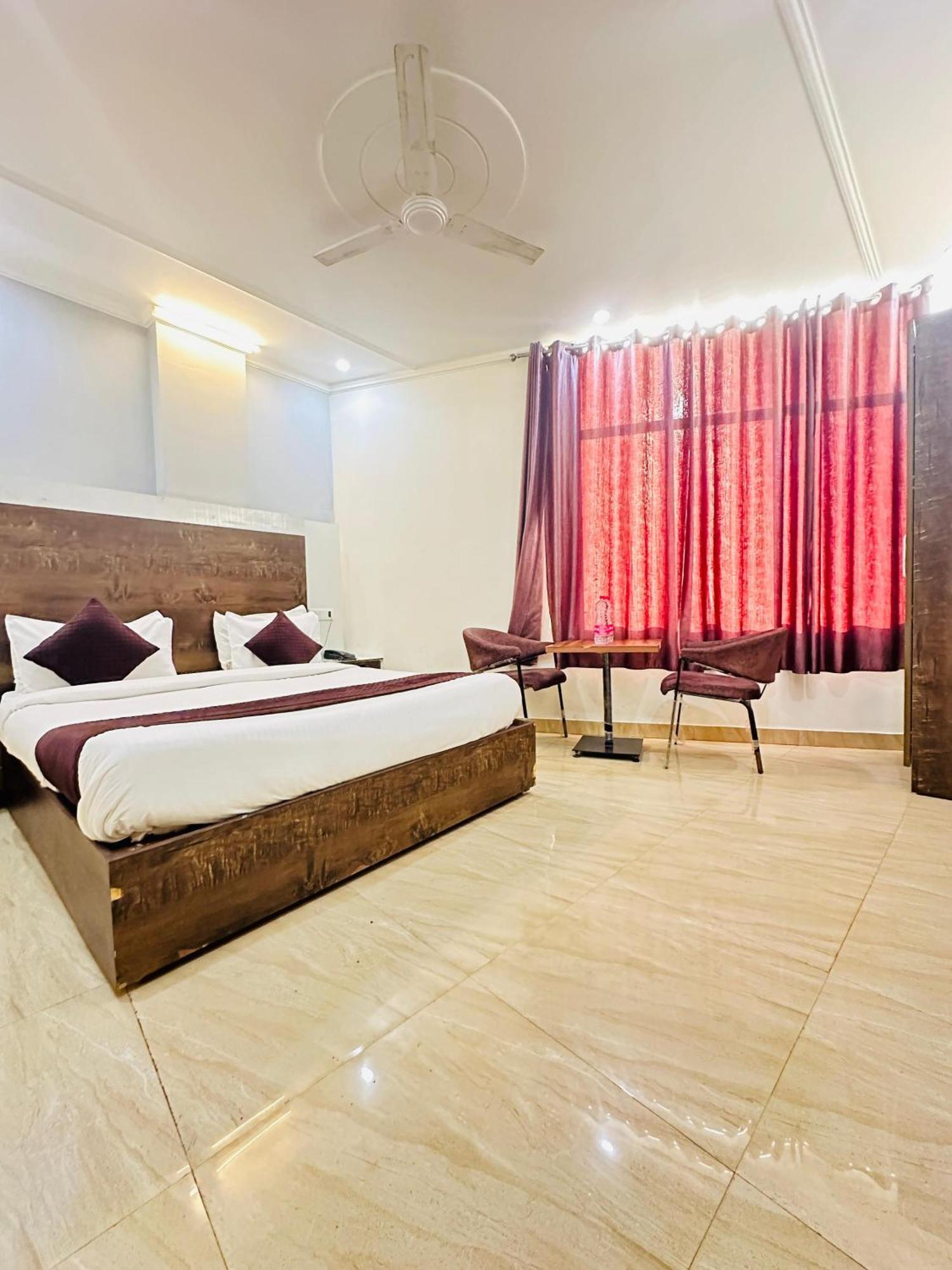 S R Palace Near Delhi International Airport 3*