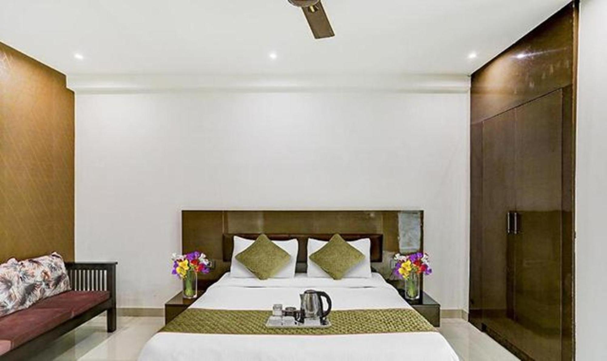 Hotel Townhouse West Near Udyog Nagar Metro Station Nova Deli
