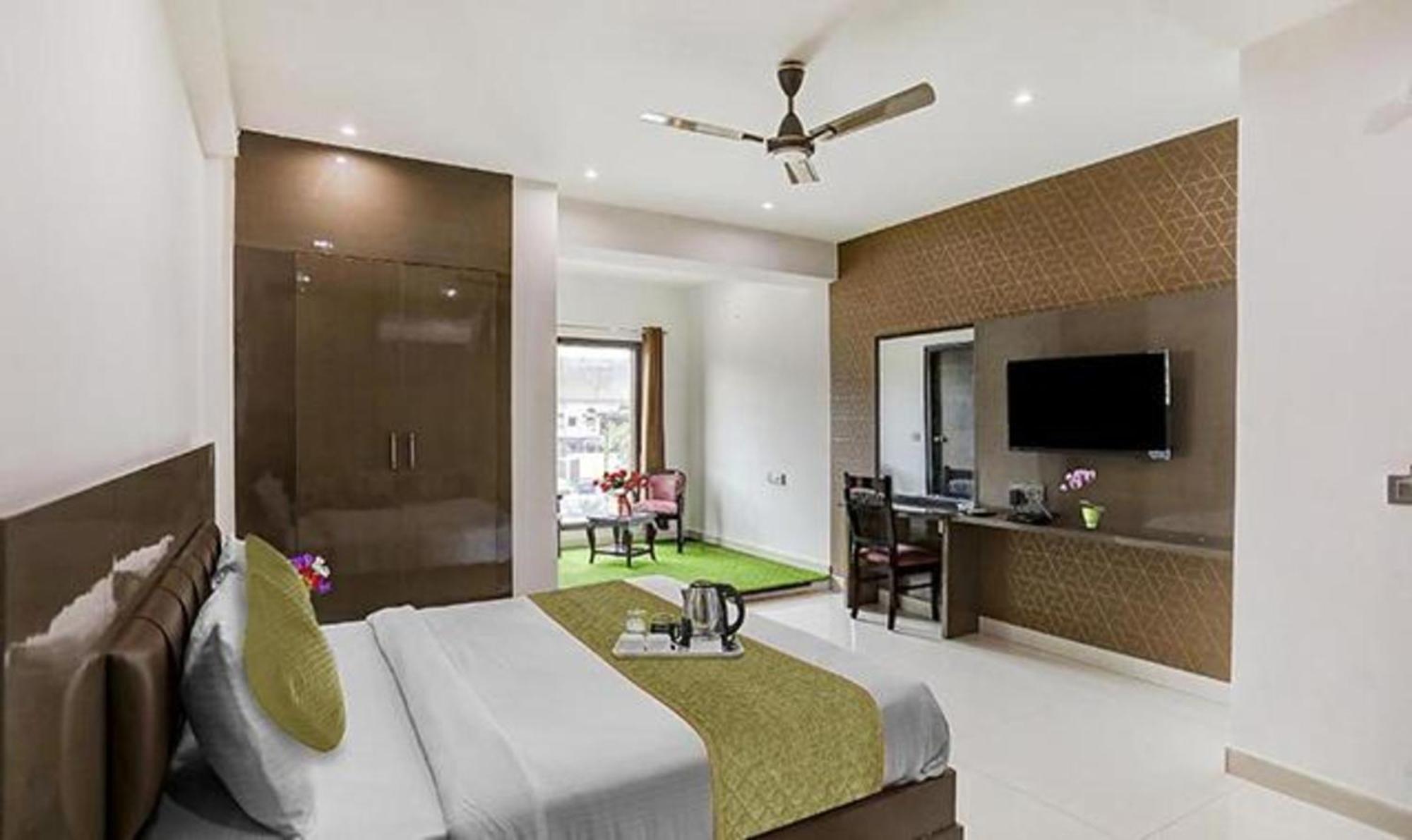 Townhouse West Near Udyog Nagar Metro Station 3* Nova Deli