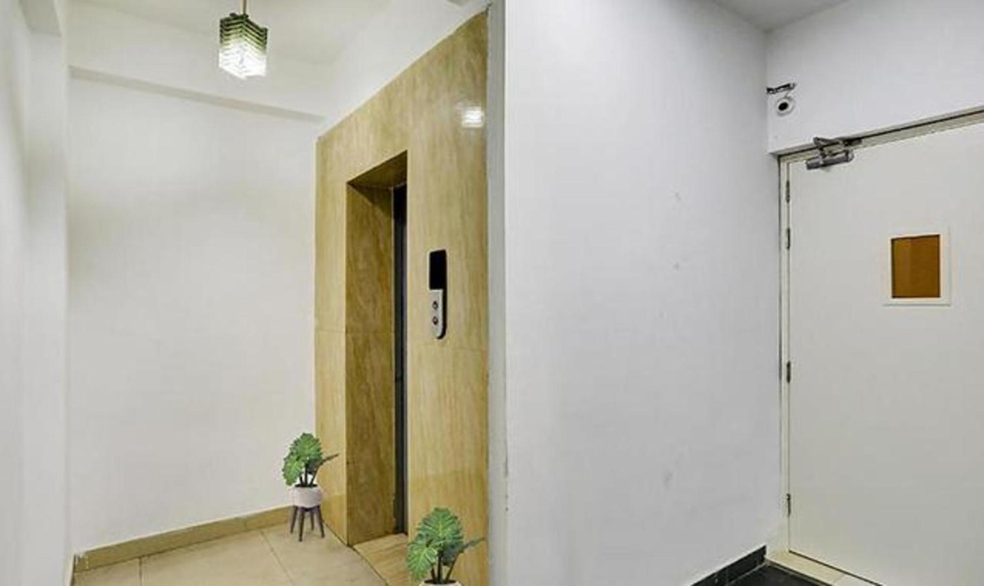 Hotel Townhouse West Near Udyog Nagar Metro Station Nova Deli