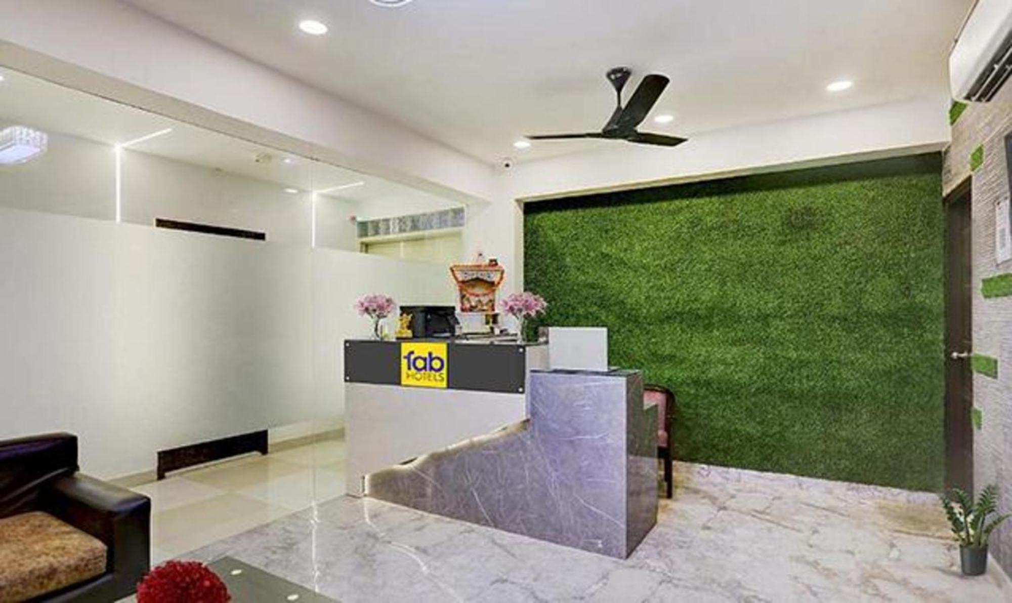 Townhouse West Near Udyog Nagar Metro Station 3* Nova Deli