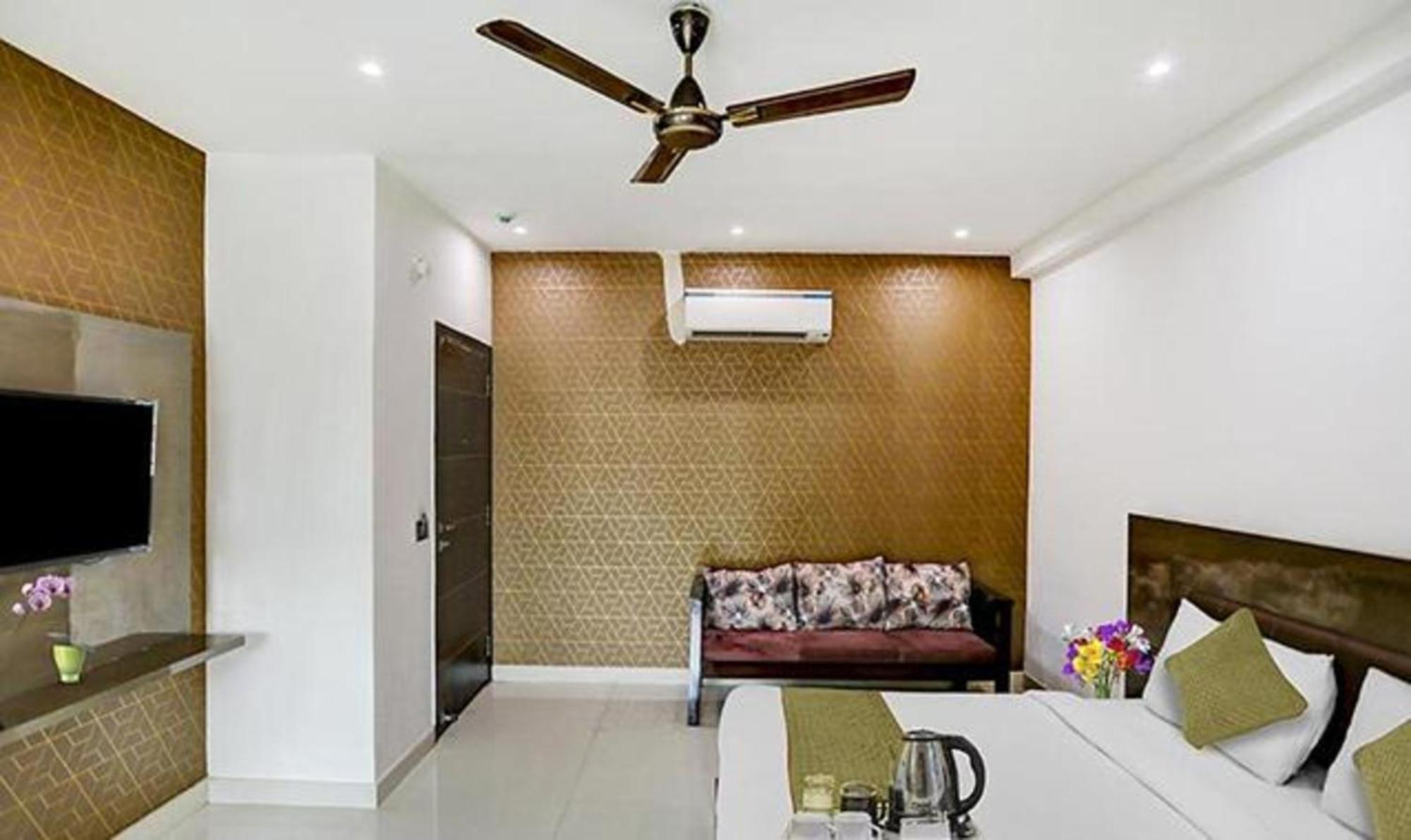 Townhouse West Near Udyog Nagar Metro Station Hotel Nova Deli