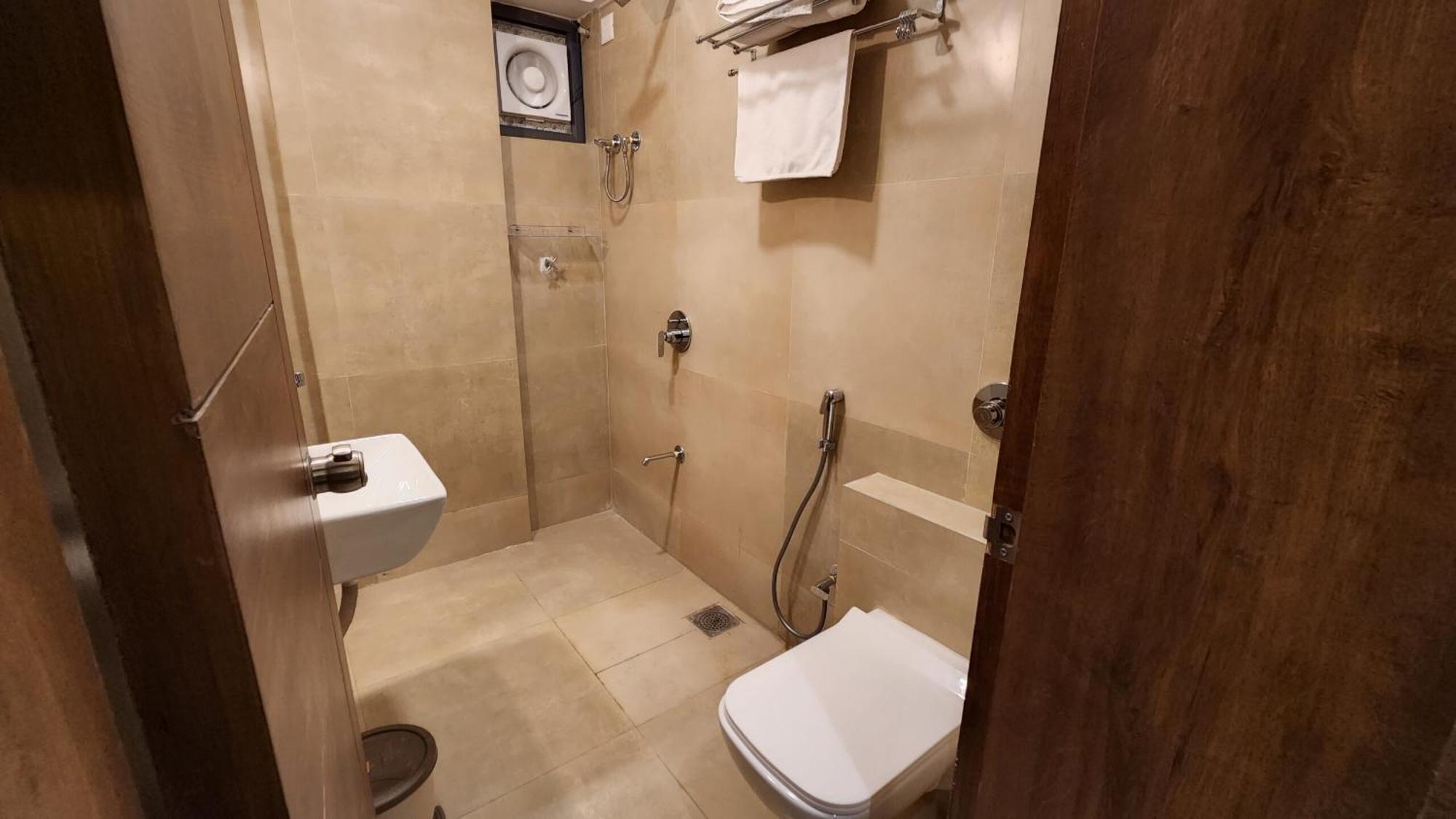Crystal Plaza Delhi Airport Bed & Breakfast
