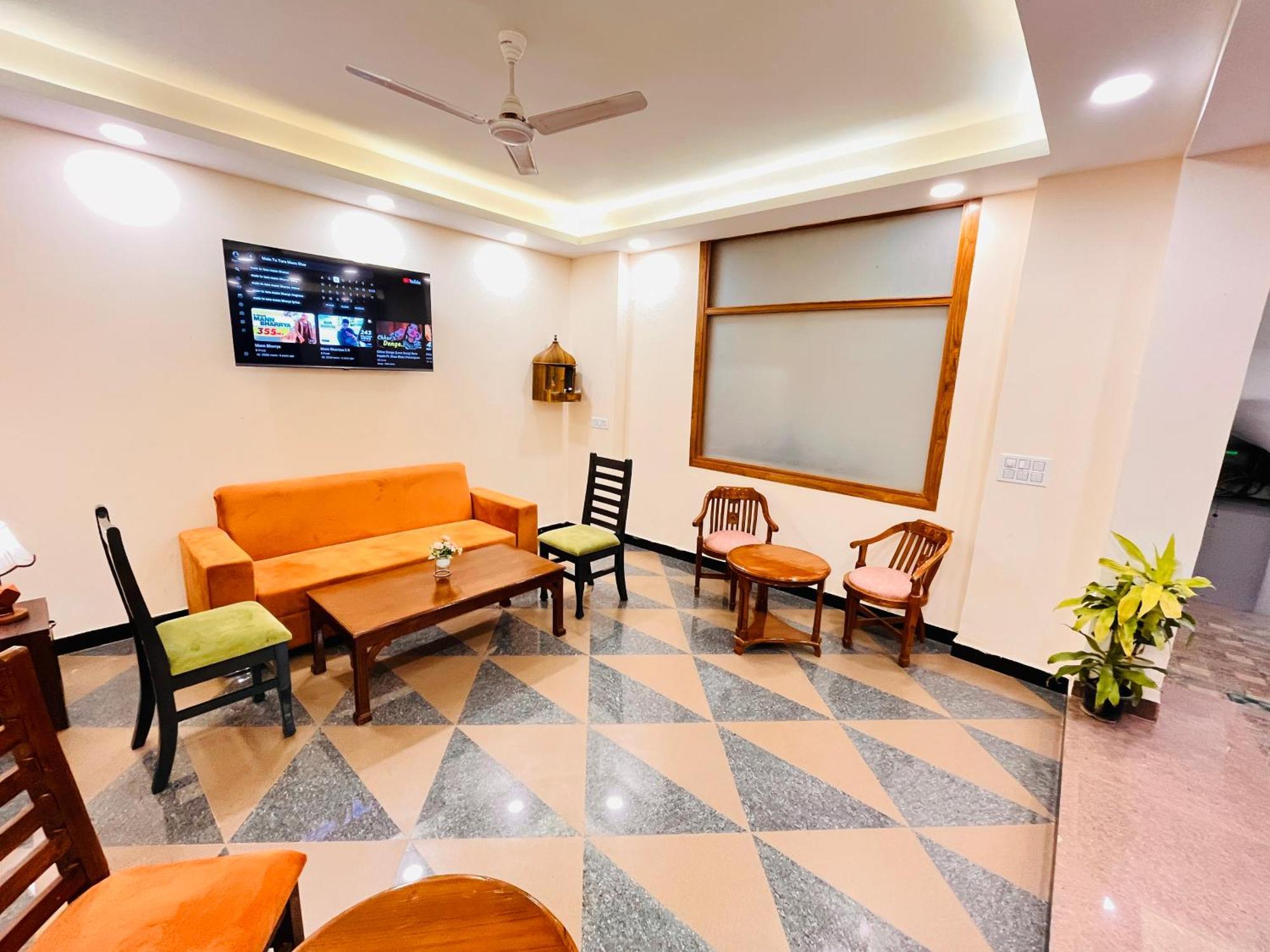 Galaxy - Park Near Hauz Khas South Delhi Apartment