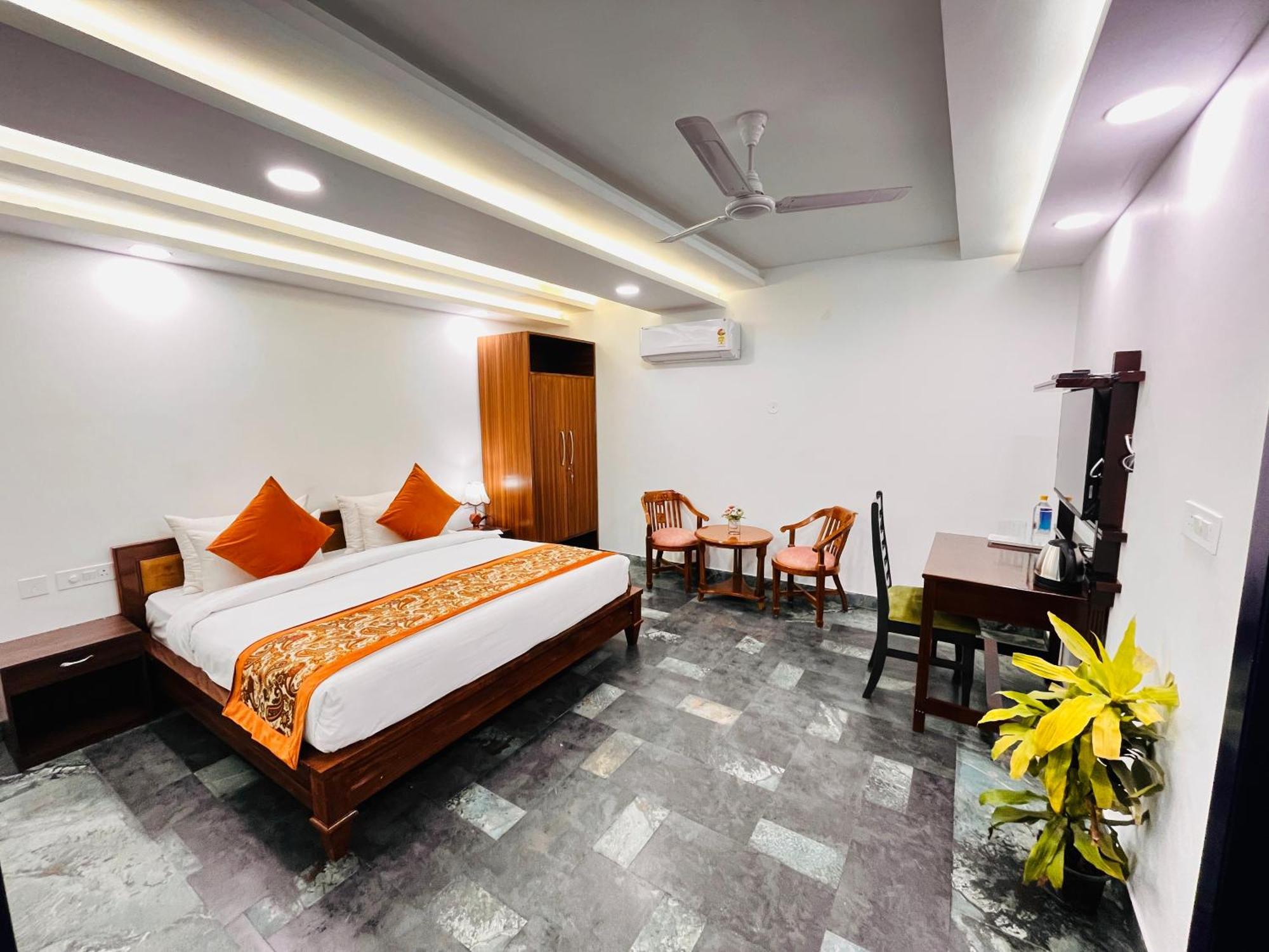Apartment Galaxy - Park Near Hauz Khas South Delhi *