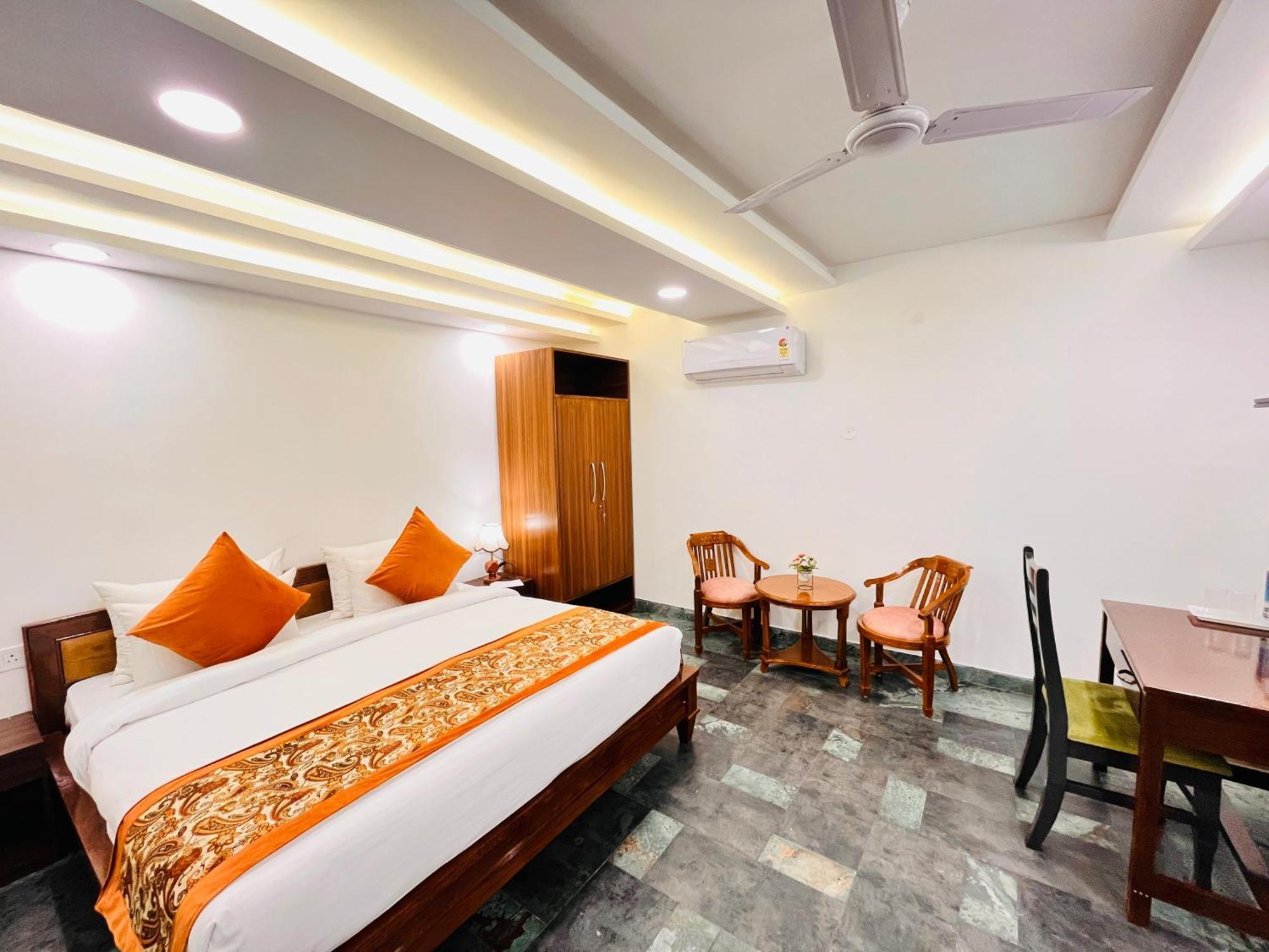 Galaxy - Park Near Hauz Khas South Delhi *