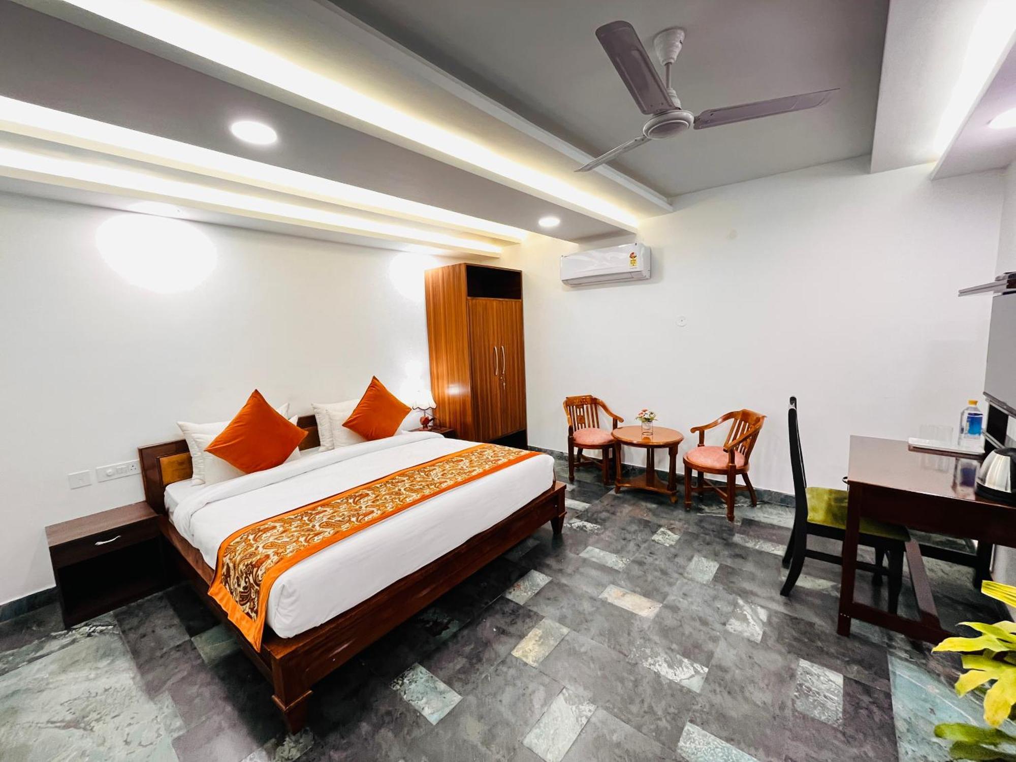 Galaxy - Park Near Hauz Khas South Delhi New Delhi