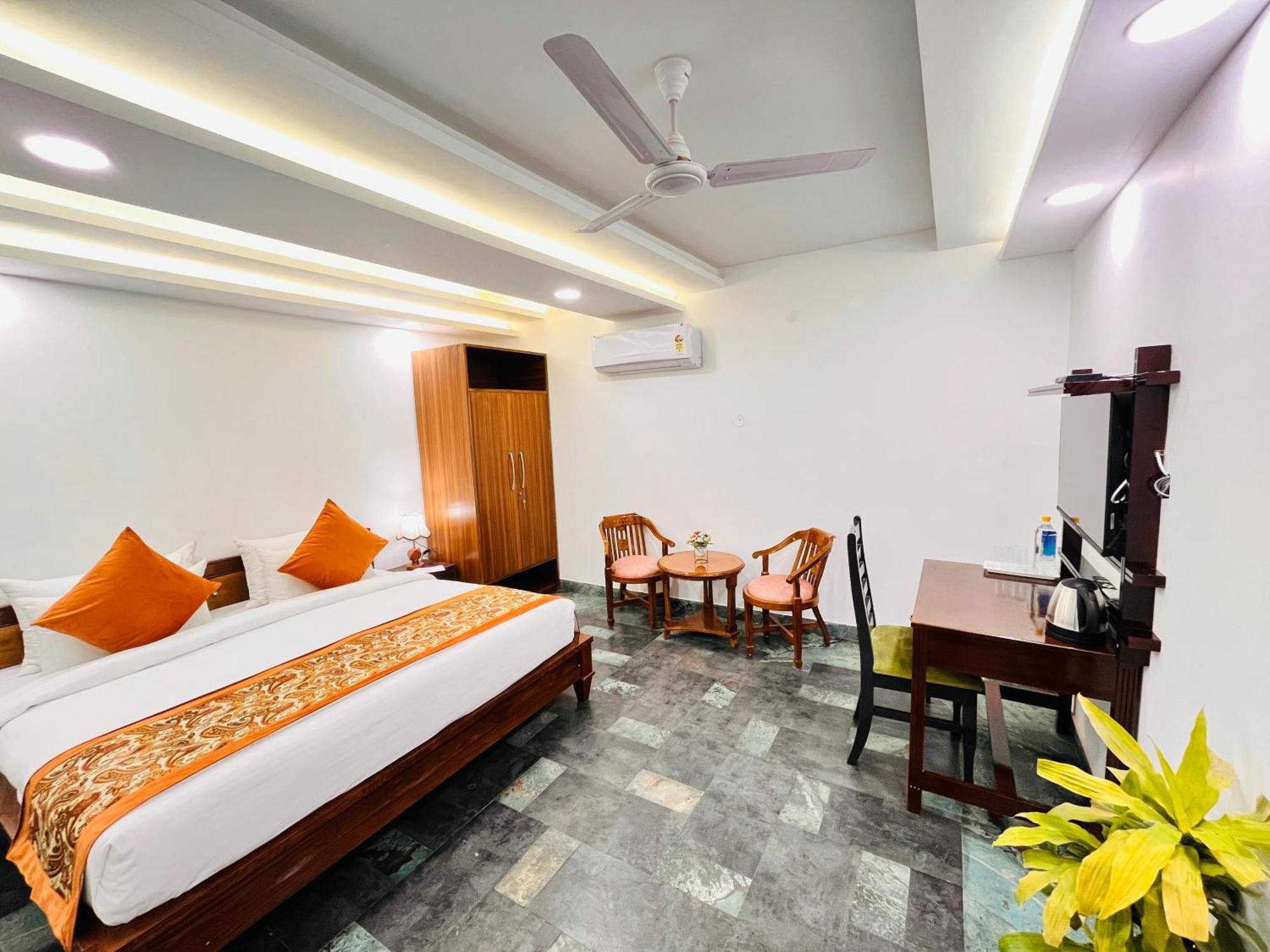 Galaxy - Park Near Hauz Khas South Delhi Apartment