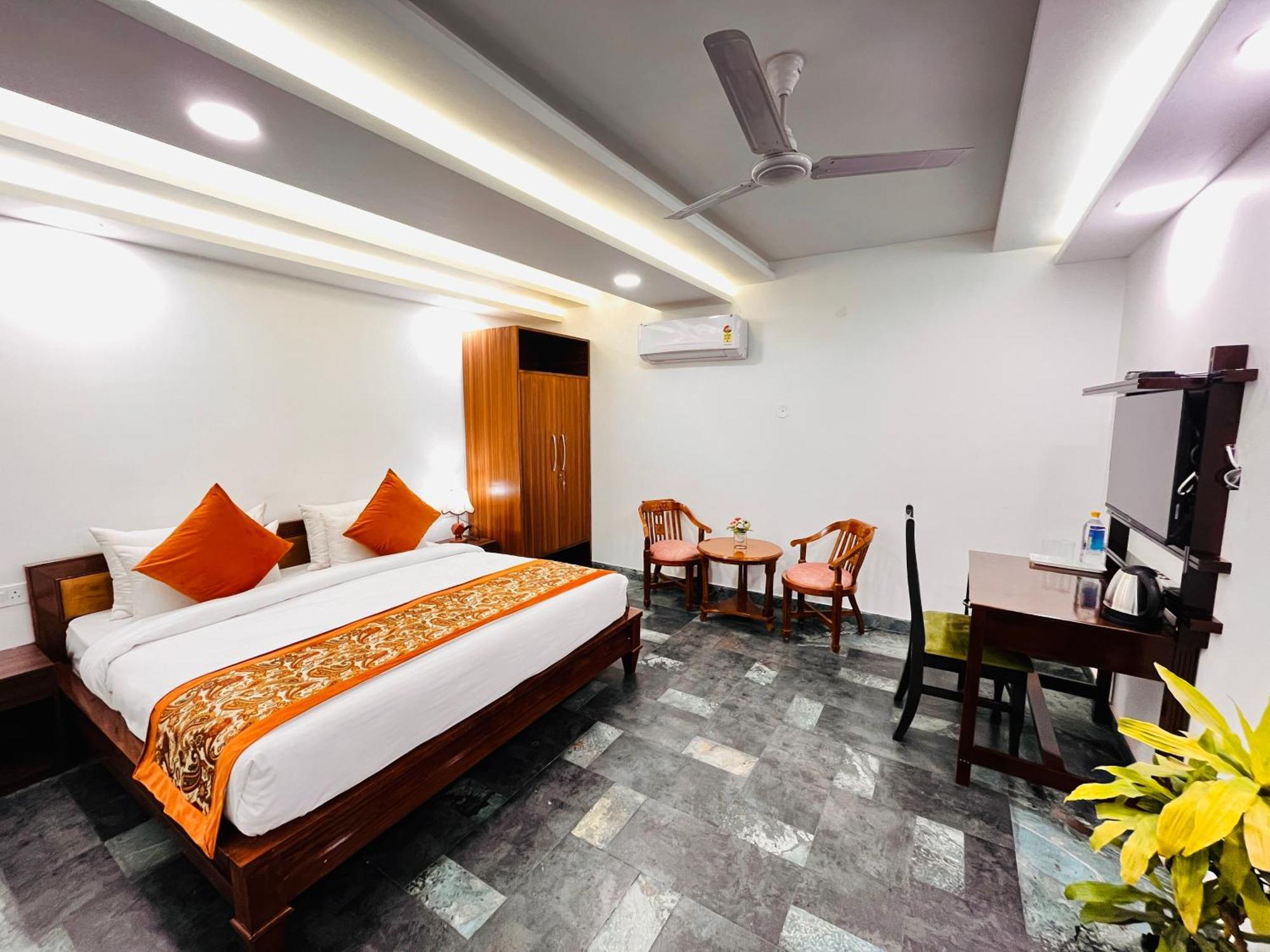 Apartment Galaxy - Park Near Hauz Khas South Delhi *