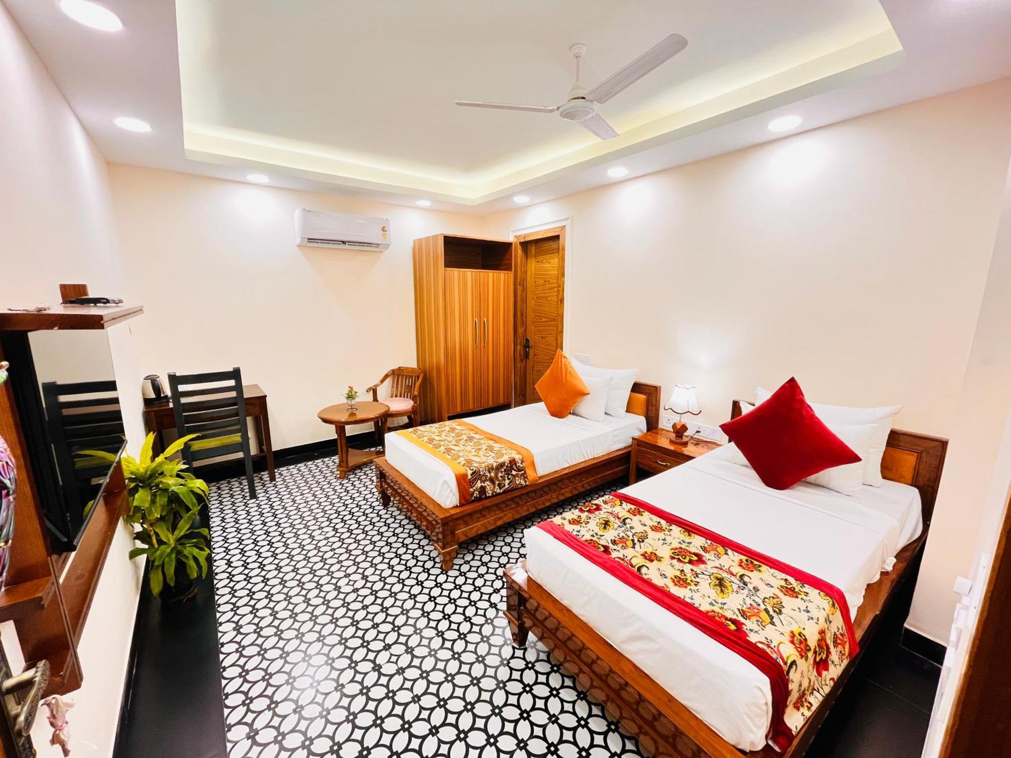 Galaxy - Park Near Hauz Khas South Delhi Apartment
