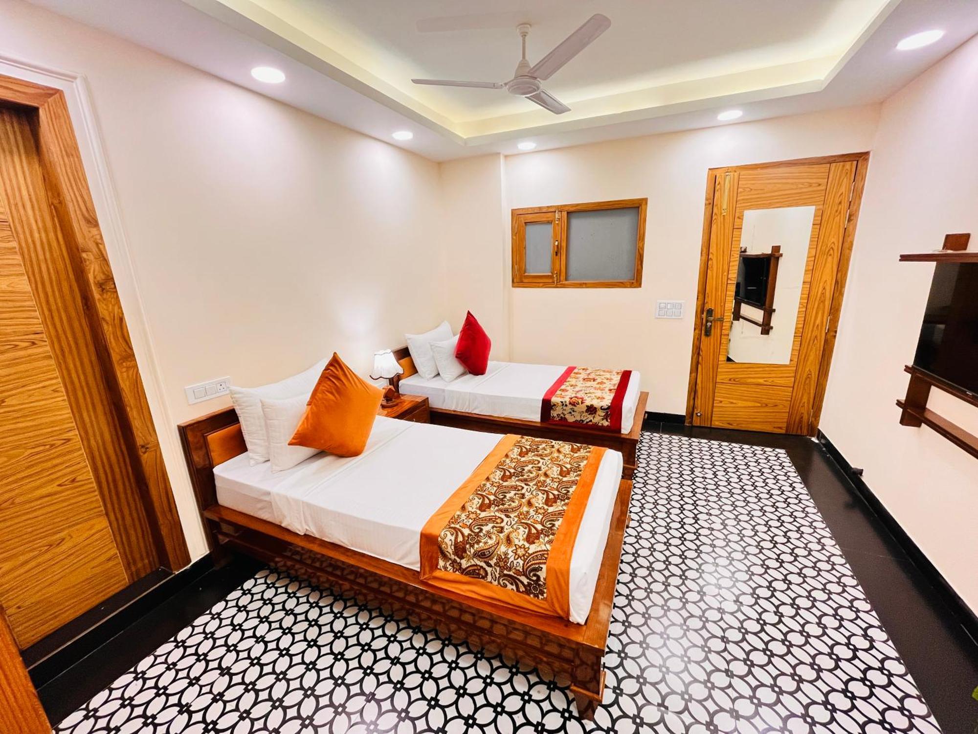 Galaxy - Park Near Hauz Khas South Delhi * New Delhi