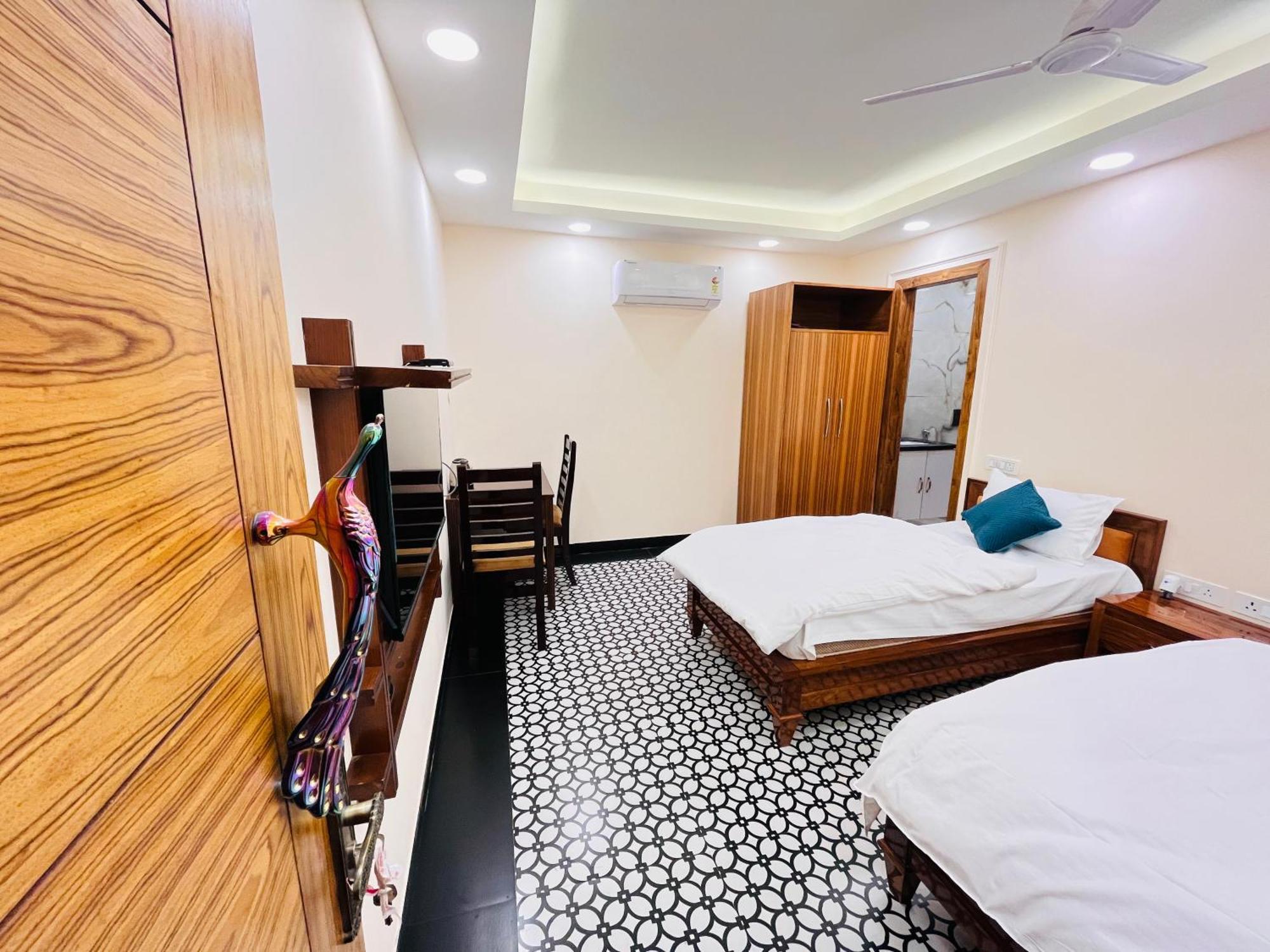 Galaxy - Park Near Hauz Khas South Delhi * New Delhi