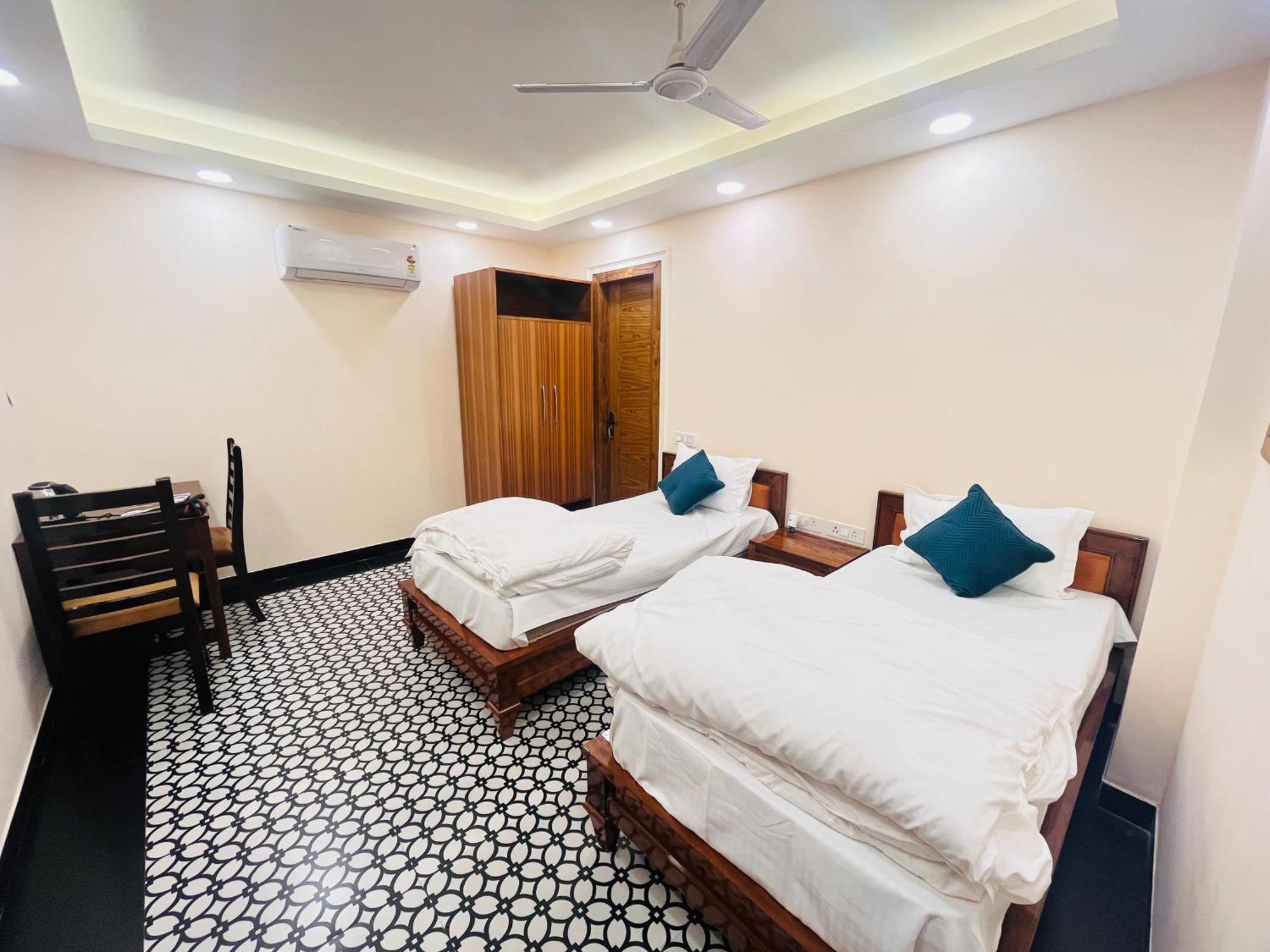 Galaxy - Park Near Hauz Khas South Delhi * New Delhi