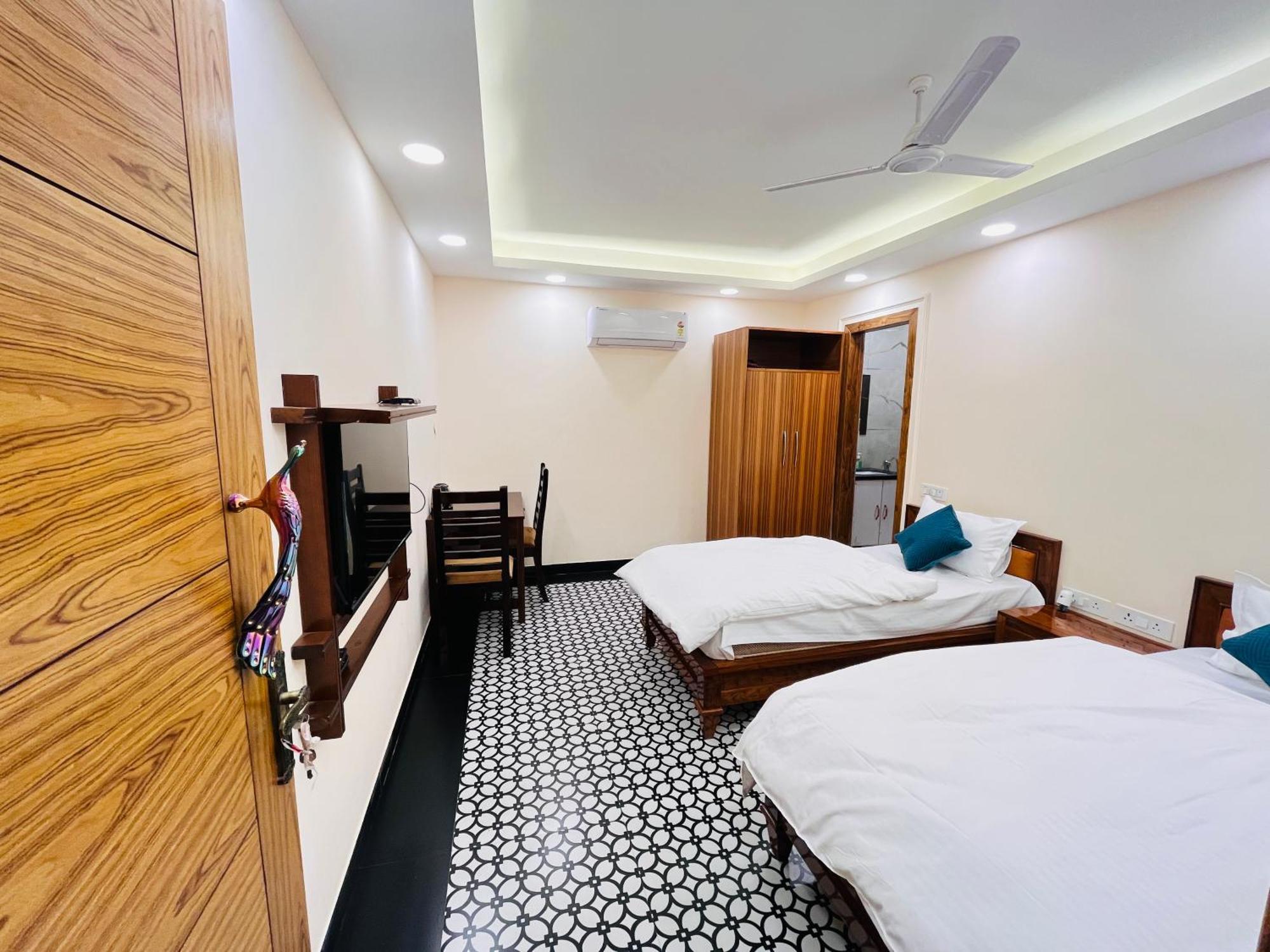 Galaxy - Park Near Hauz Khas South Delhi New Delhi