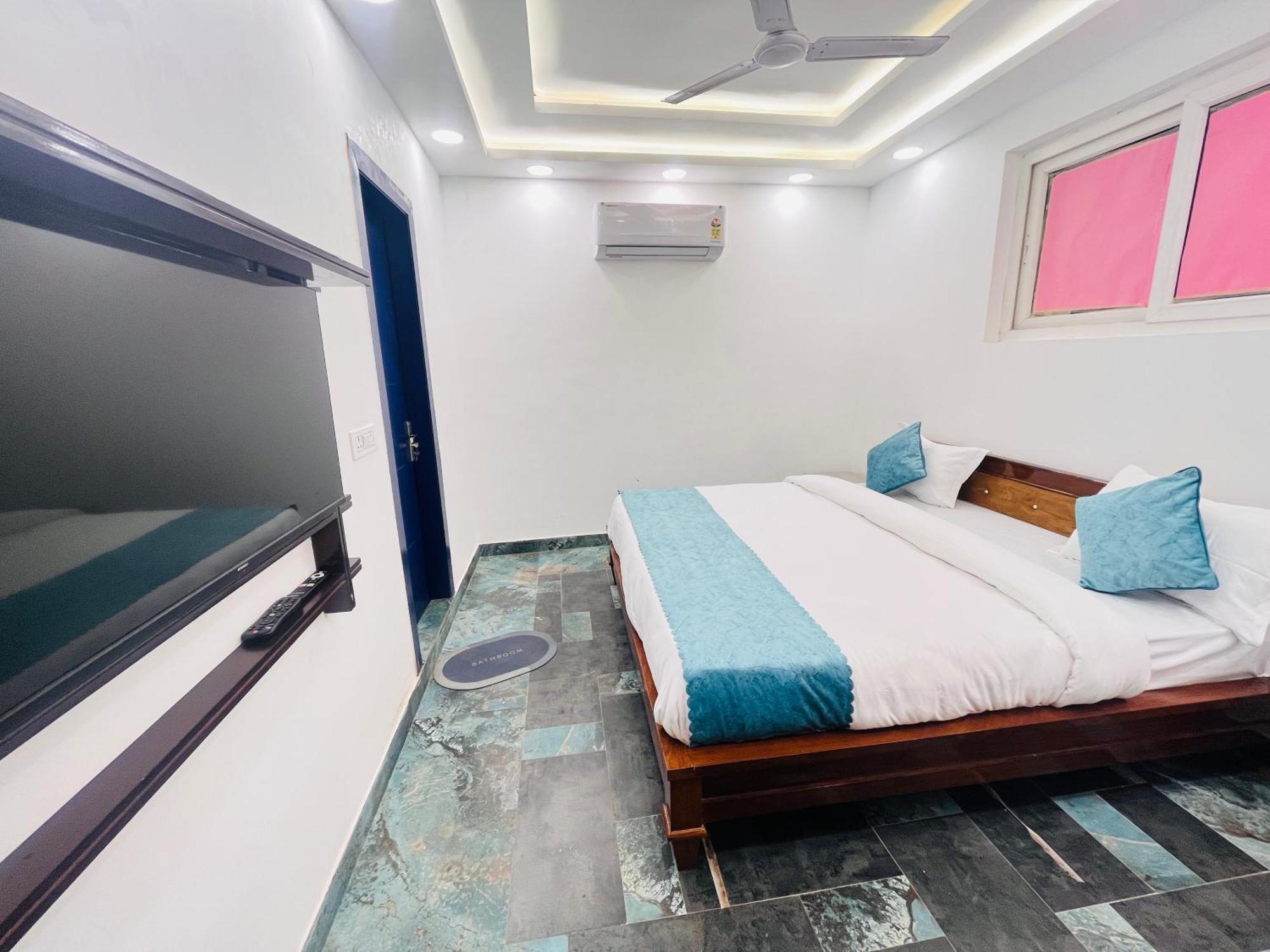 Galaxy - Park Near Hauz Khas South Delhi Apartment