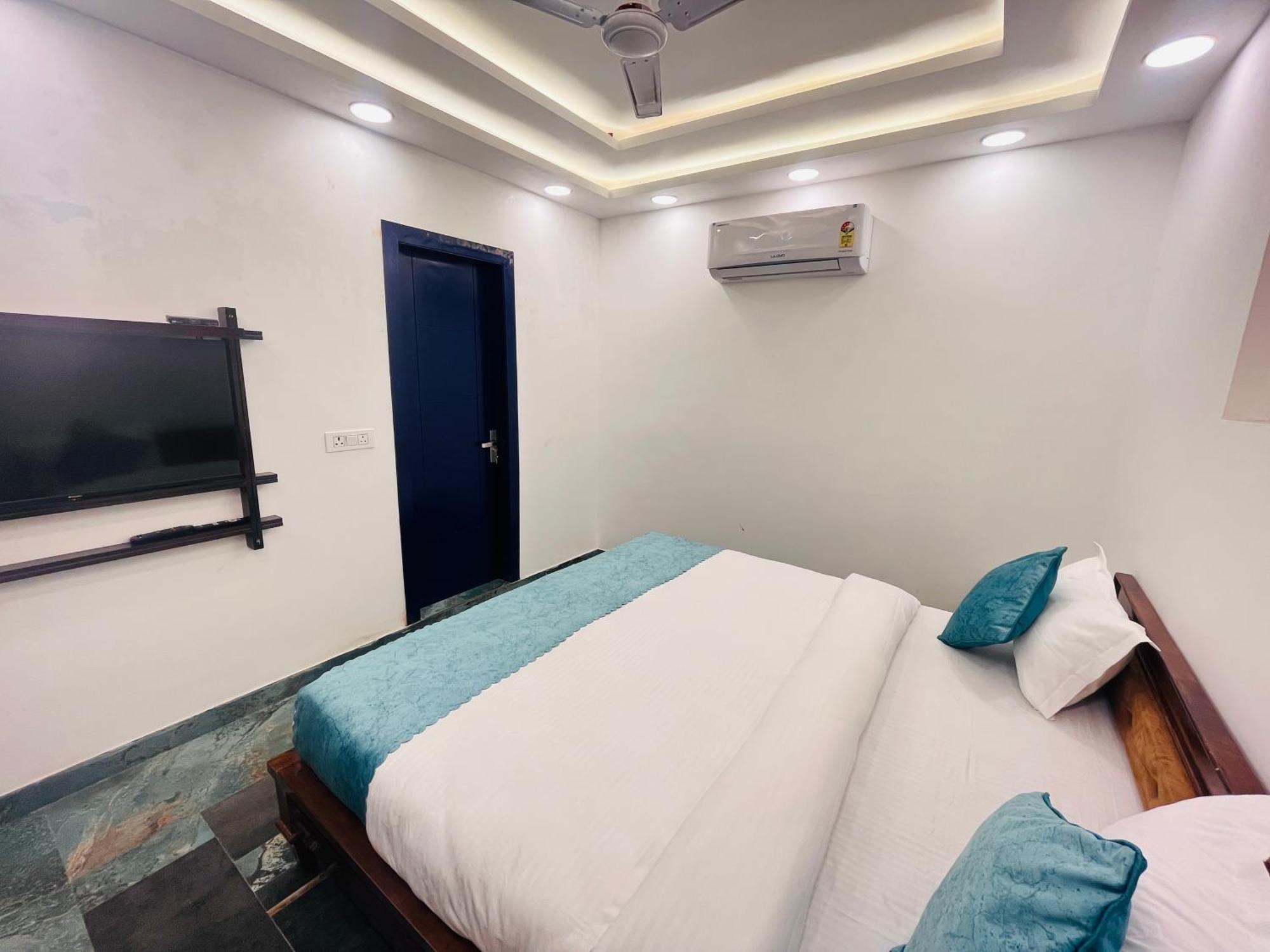Galaxy - Park Near Hauz Khas South Delhi Apartment