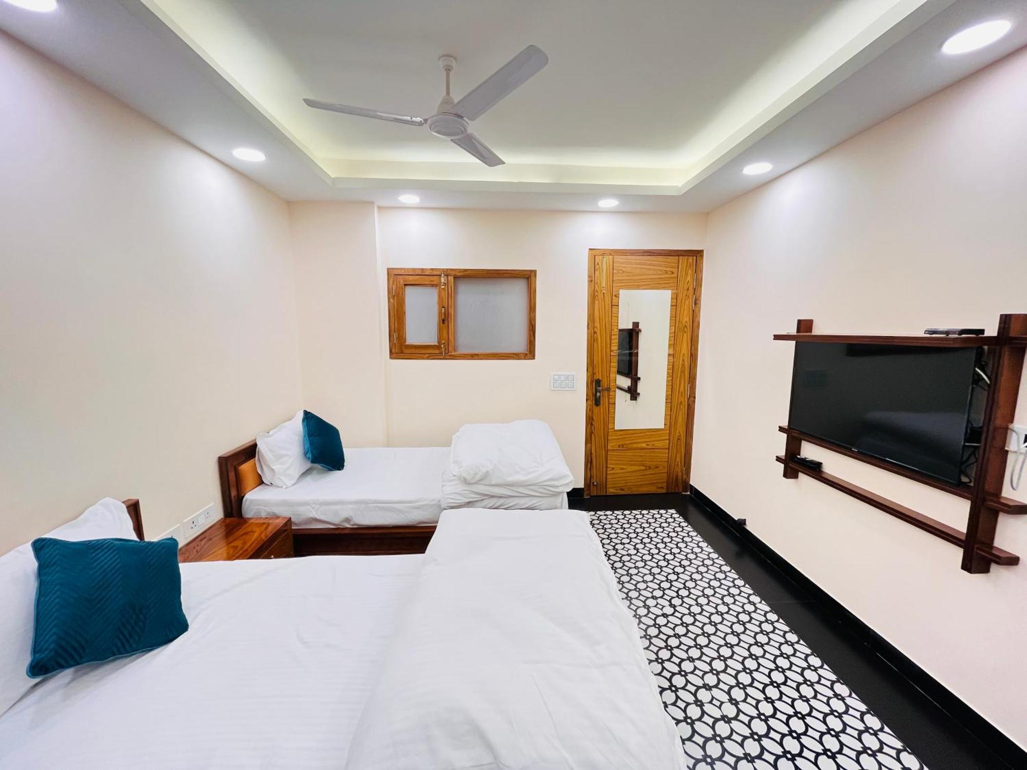Galaxy - Park Near Hauz Khas South Delhi New Delhi