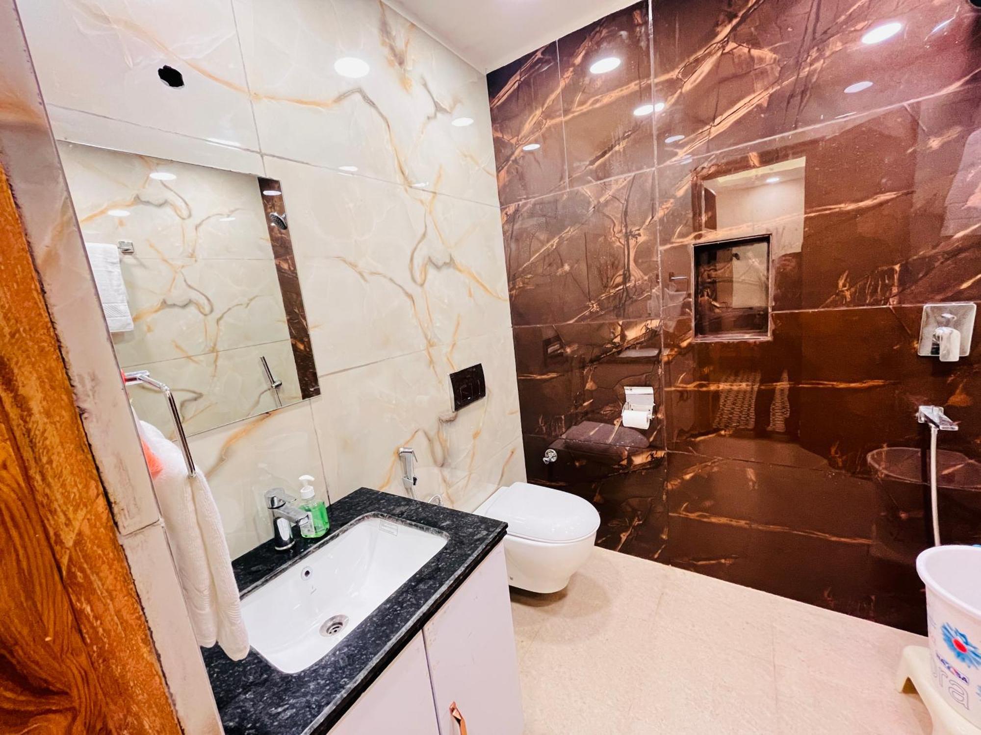 Apartment Galaxy - Park Near Hauz Khas South Delhi *