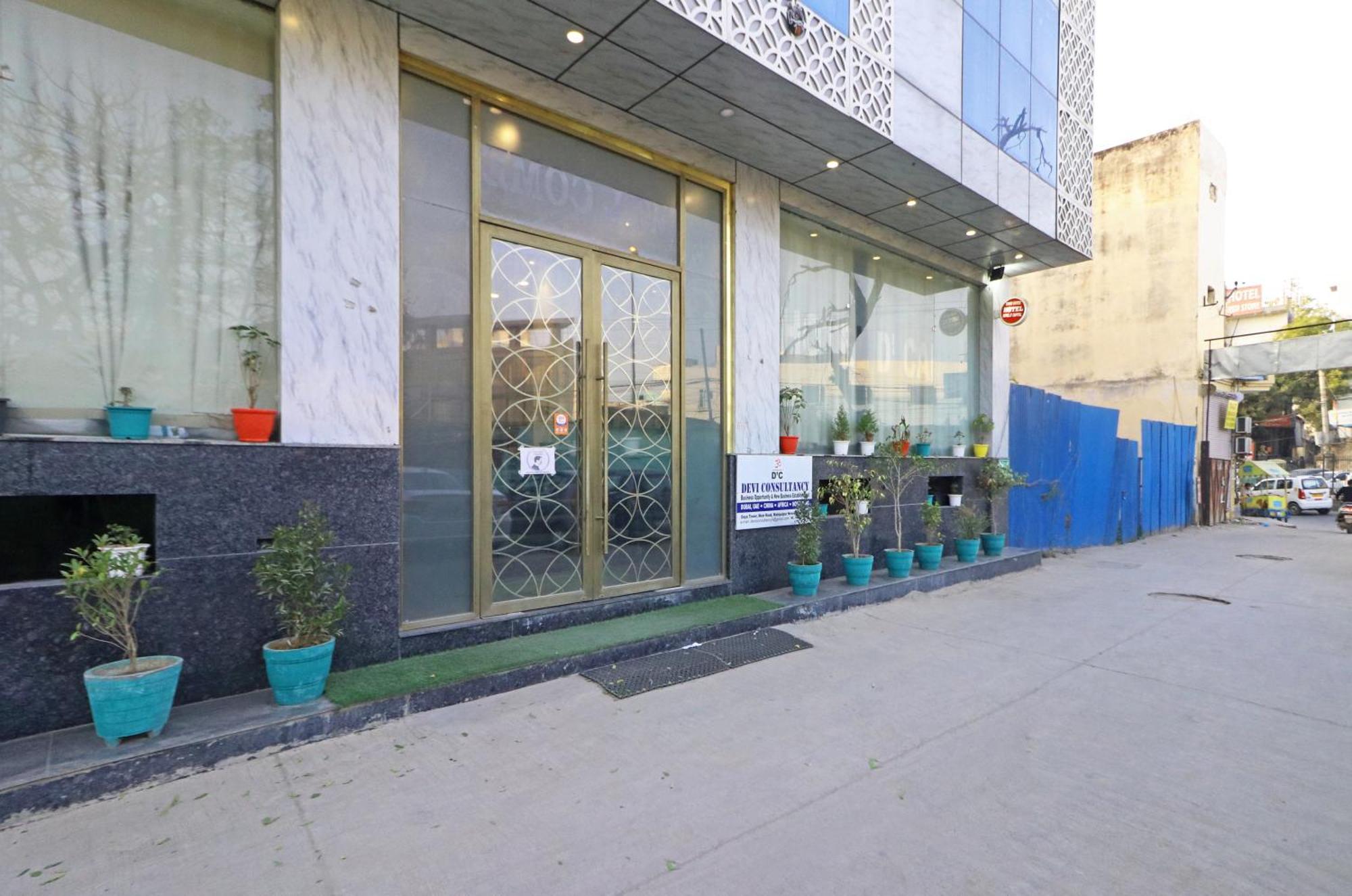 Decent Suites Inn- Mahipalpur, Delhi Airport, Aerocity Acomodação com café da manhã  4*
