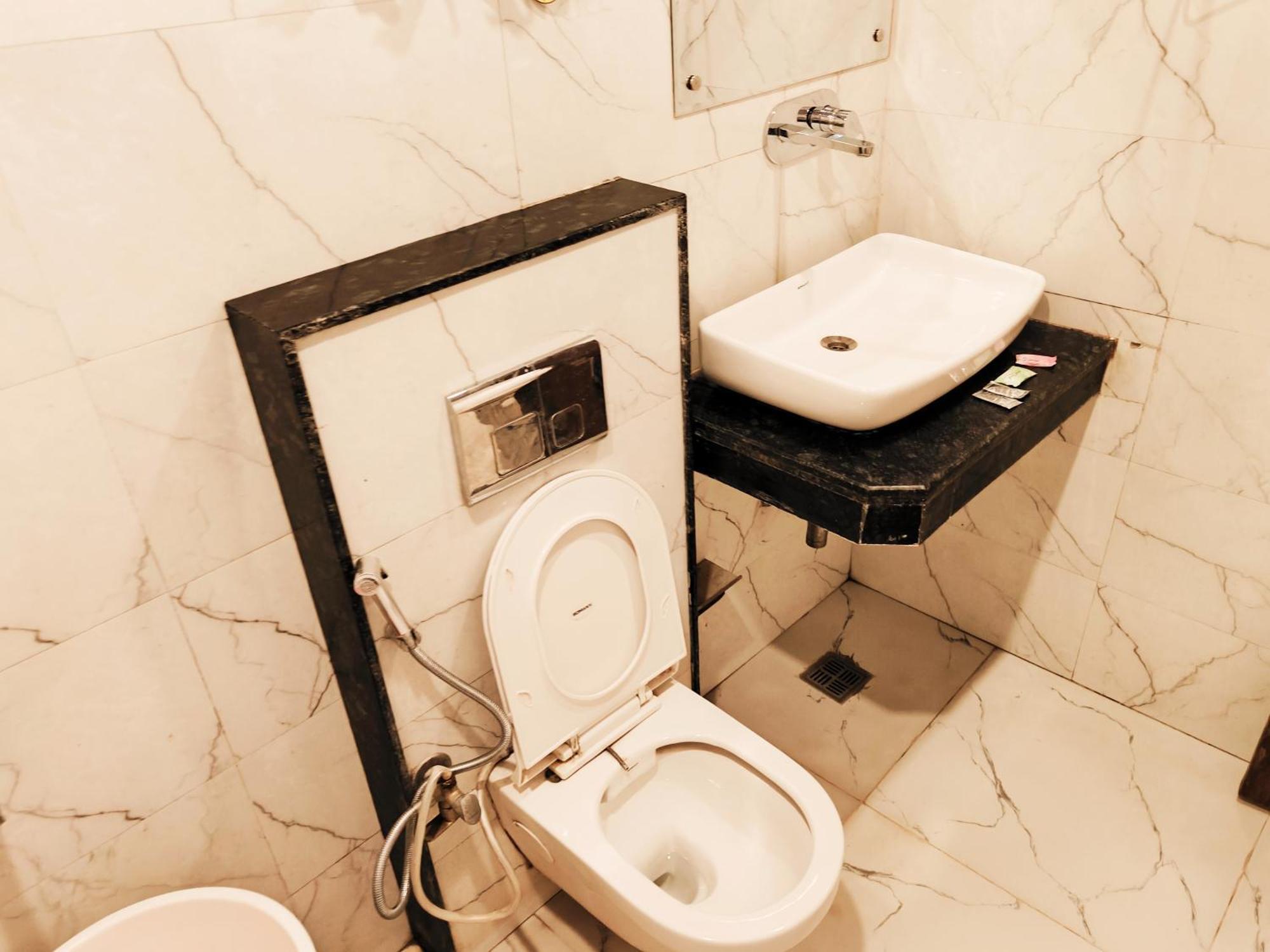 Marina Near Igi Airport Delhi Hotel 4*