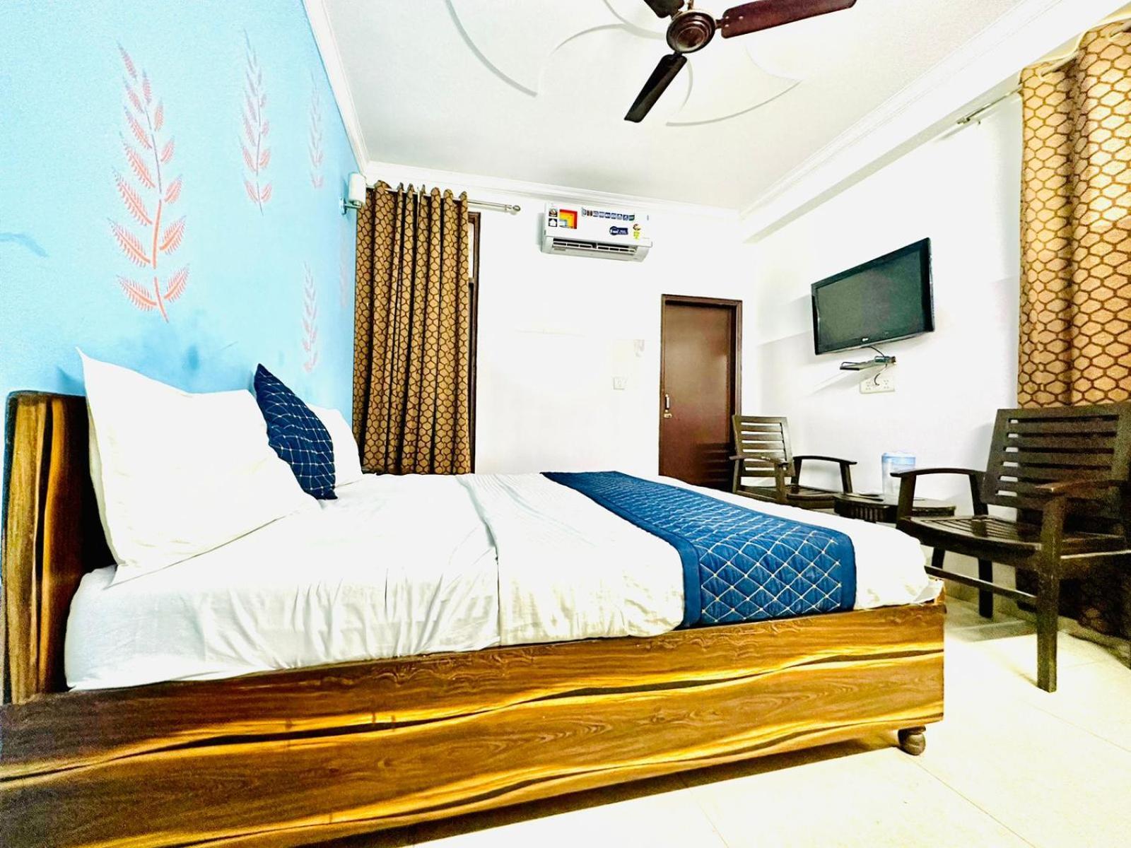 Hotel Galaxy Near Delhi International Airport 4*