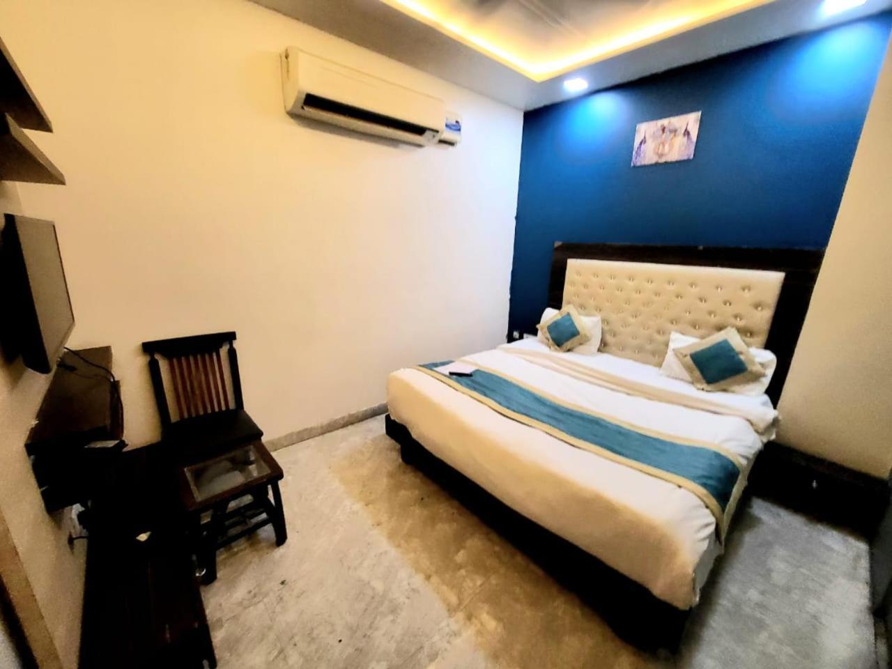 Hotel Season Grand Couple Friendly Pitampura Metro Station 3*