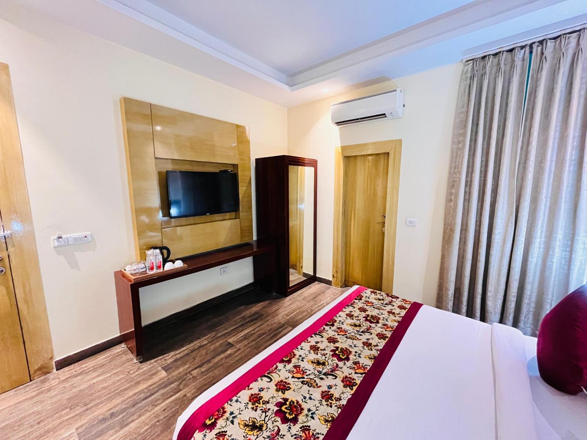Hotel Banz Near Delhi Airport 4*