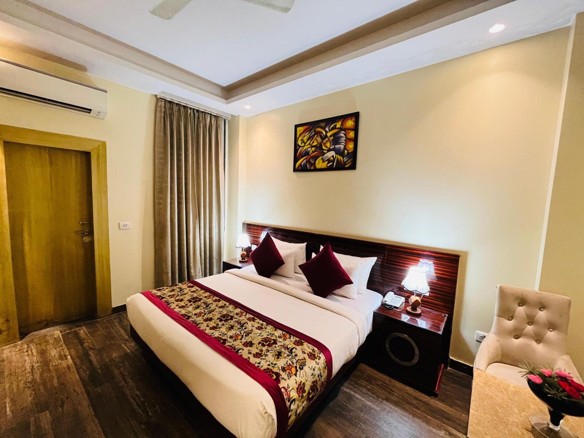 Banz Near Delhi Airport Hotel 4*