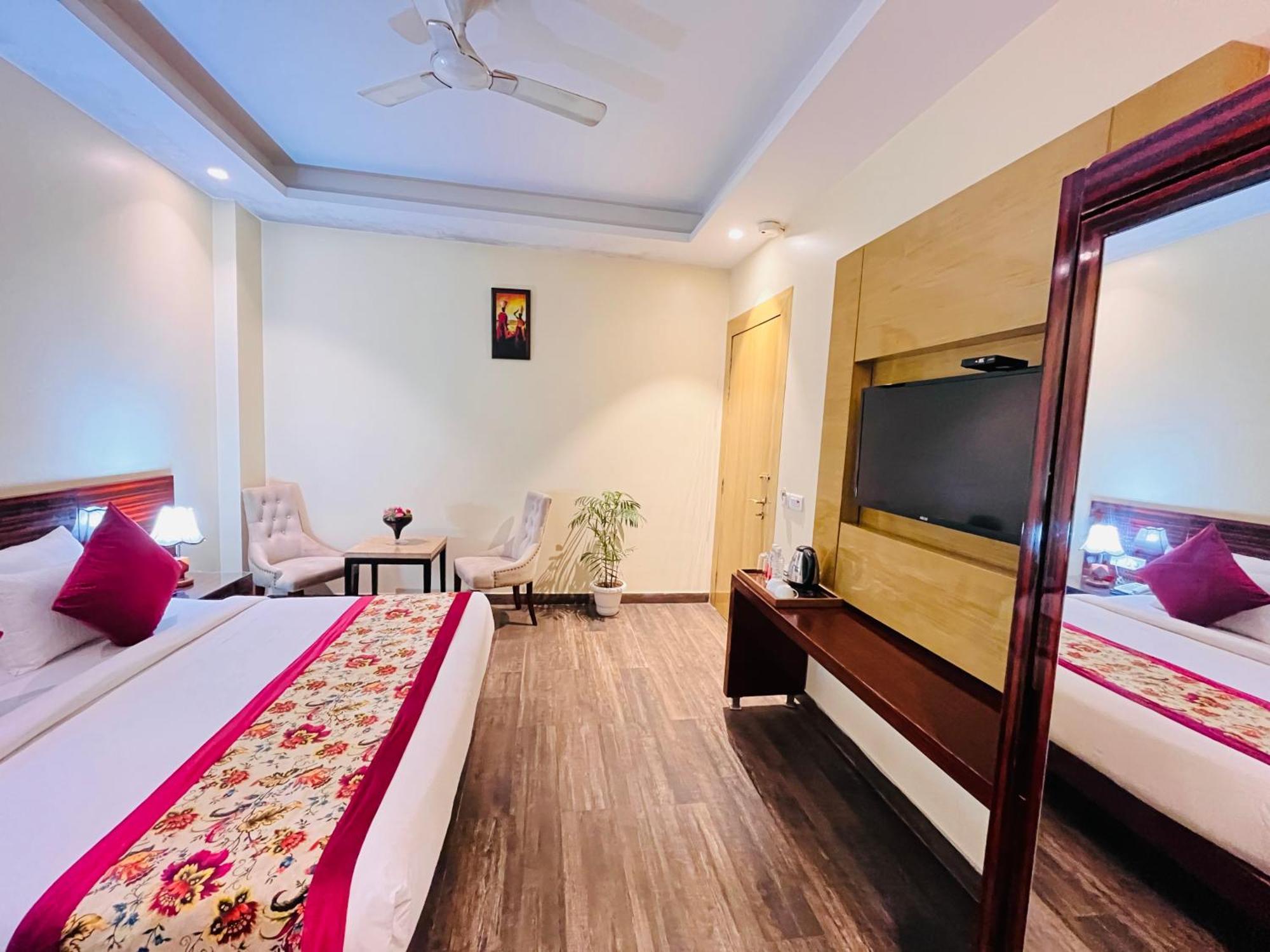 Banz Near Delhi Airport Hotel 4*