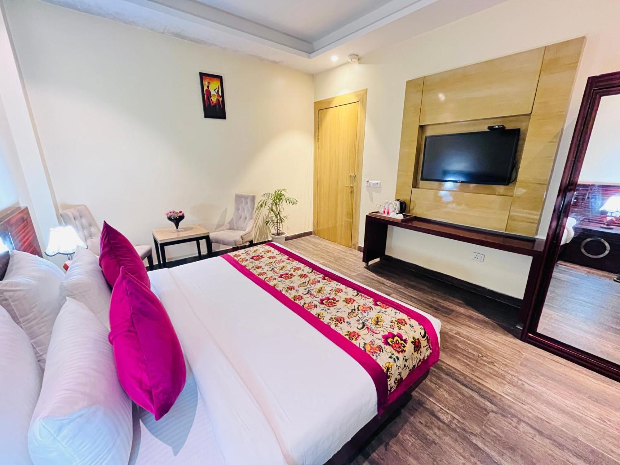 Banz Near Delhi Airport Hotel 4*