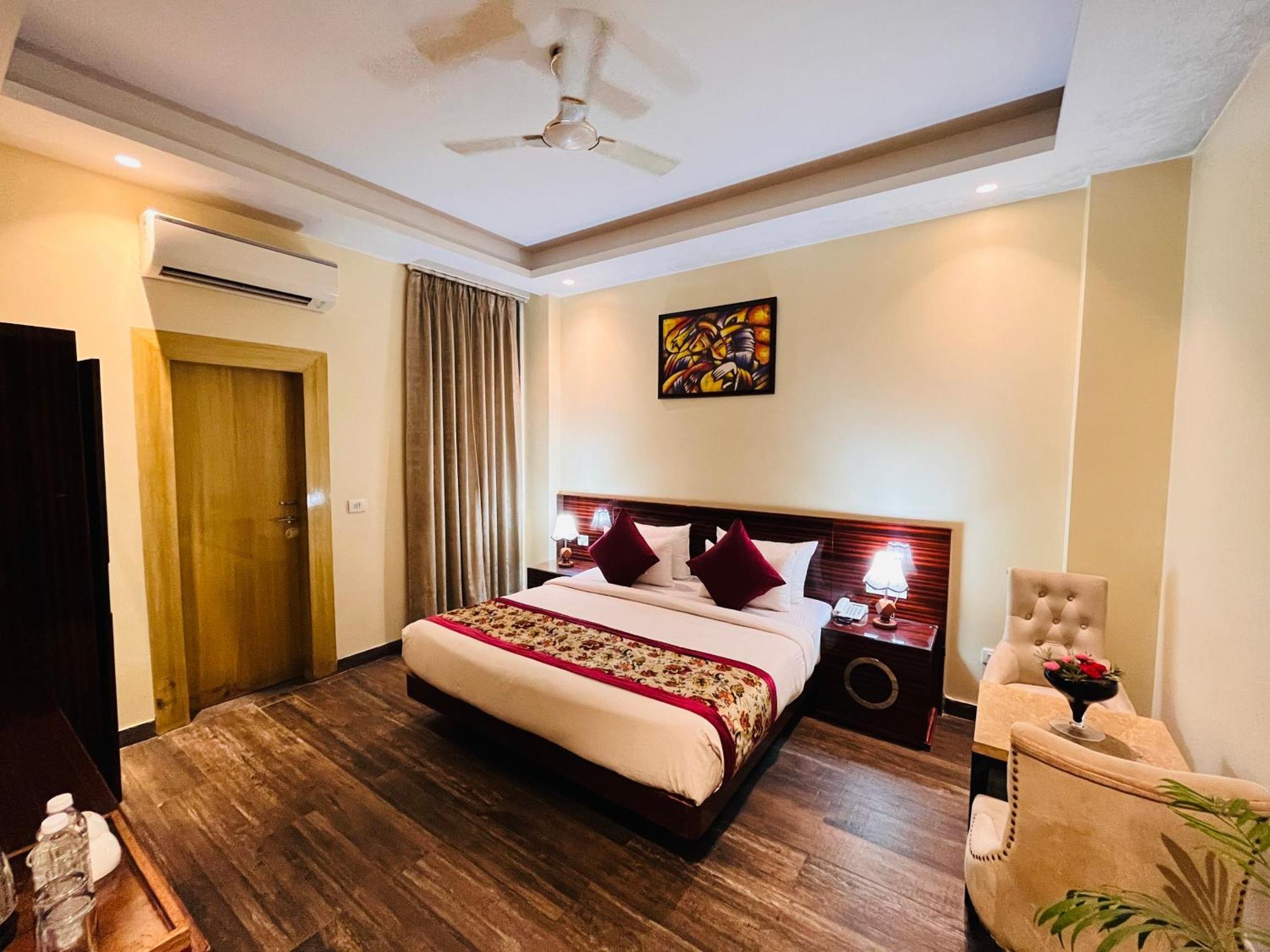 Hotel Banz Near Delhi Airport 4*