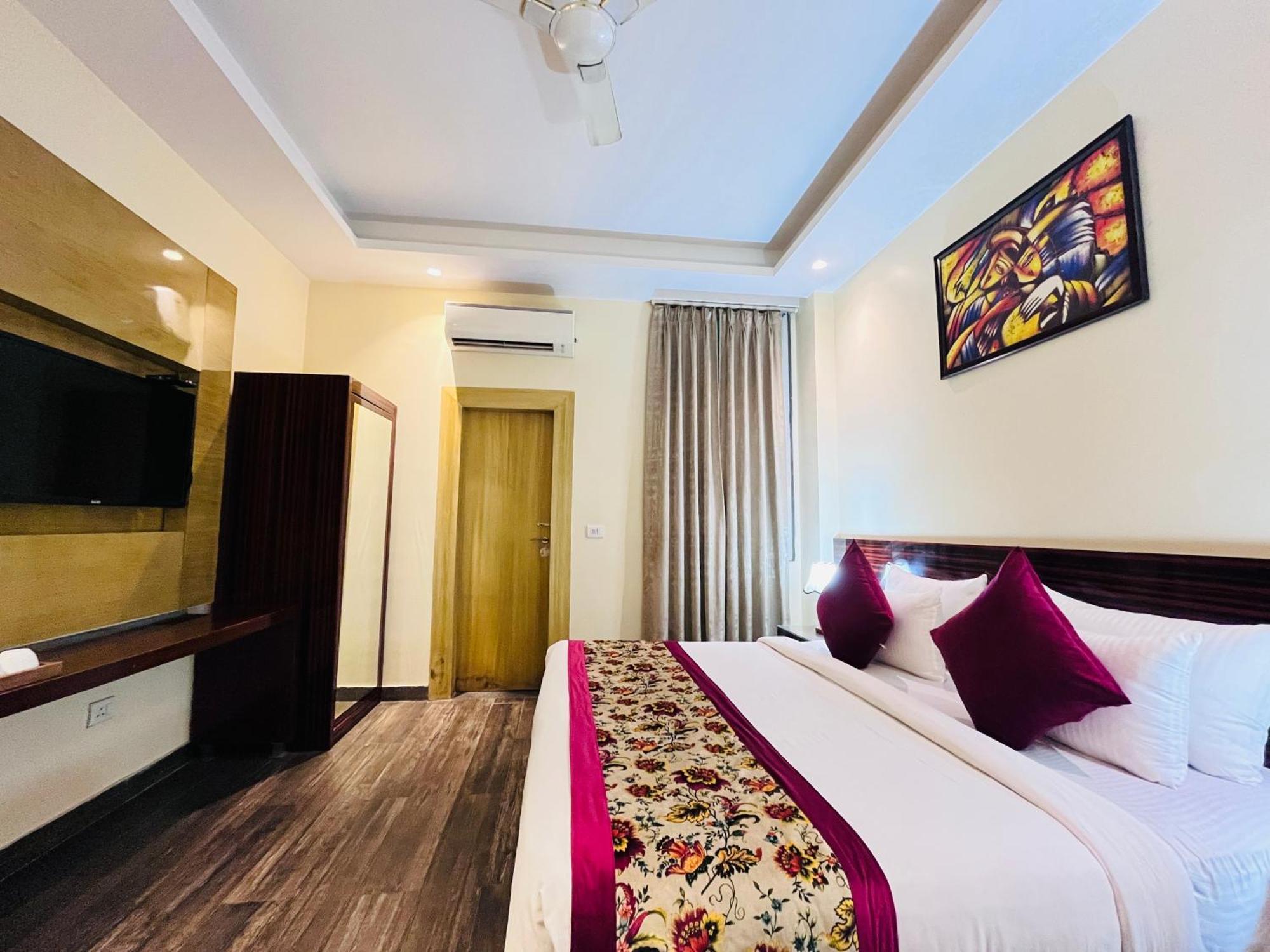 Banz Near Delhi Airport 4*